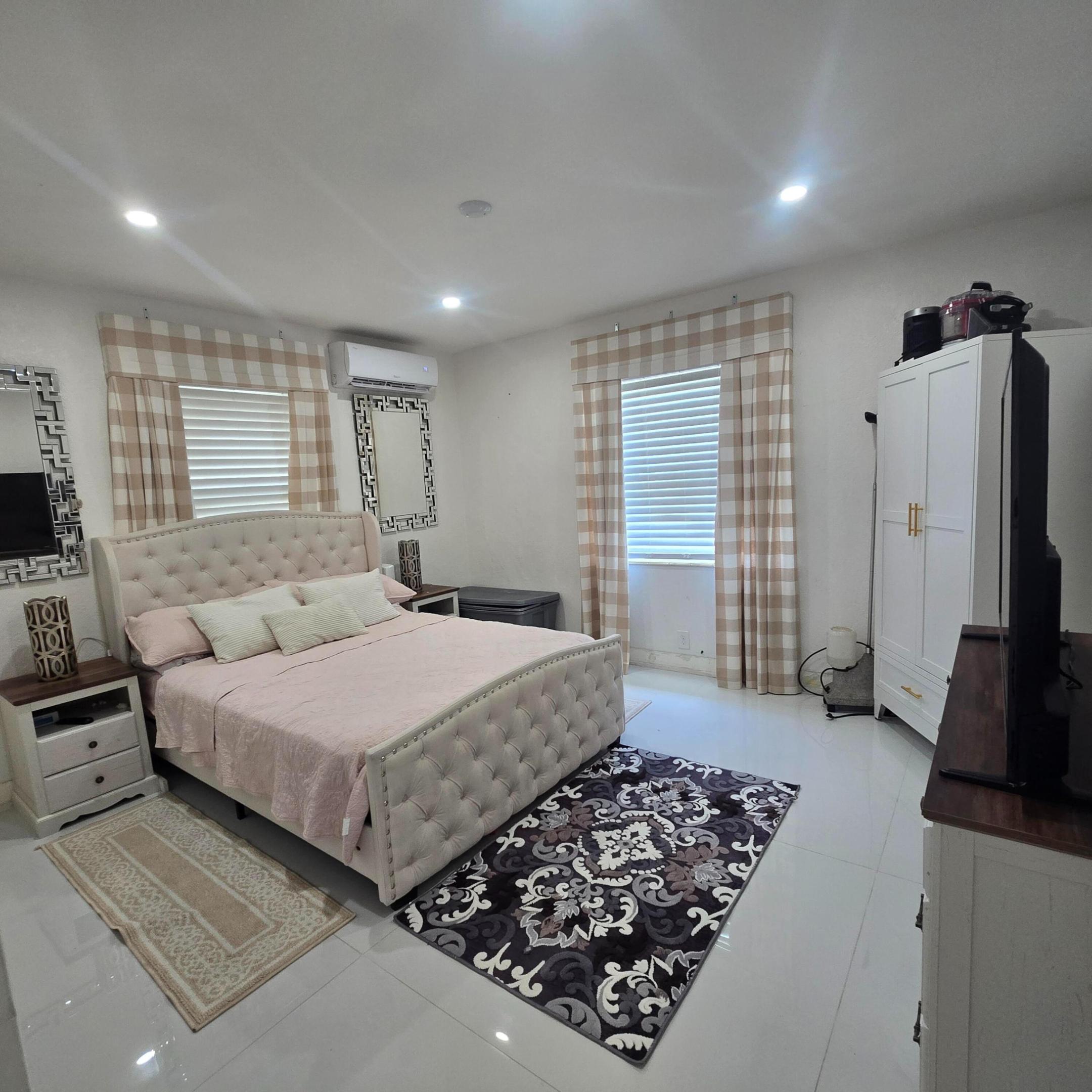 NORTH HOLLYWOOD - Residential