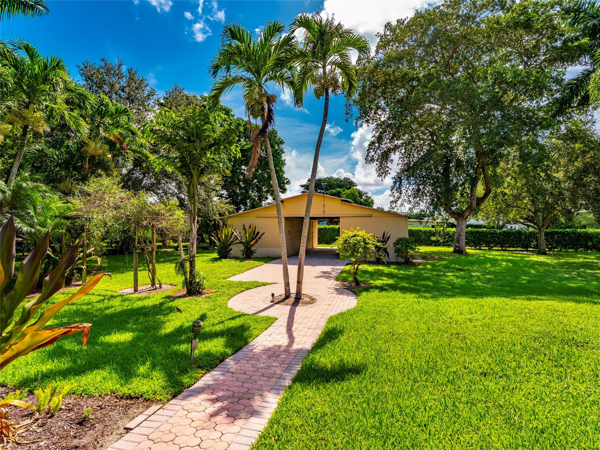 FLA FRUIT LANDS CO SUB NO 2 - Residential Lease