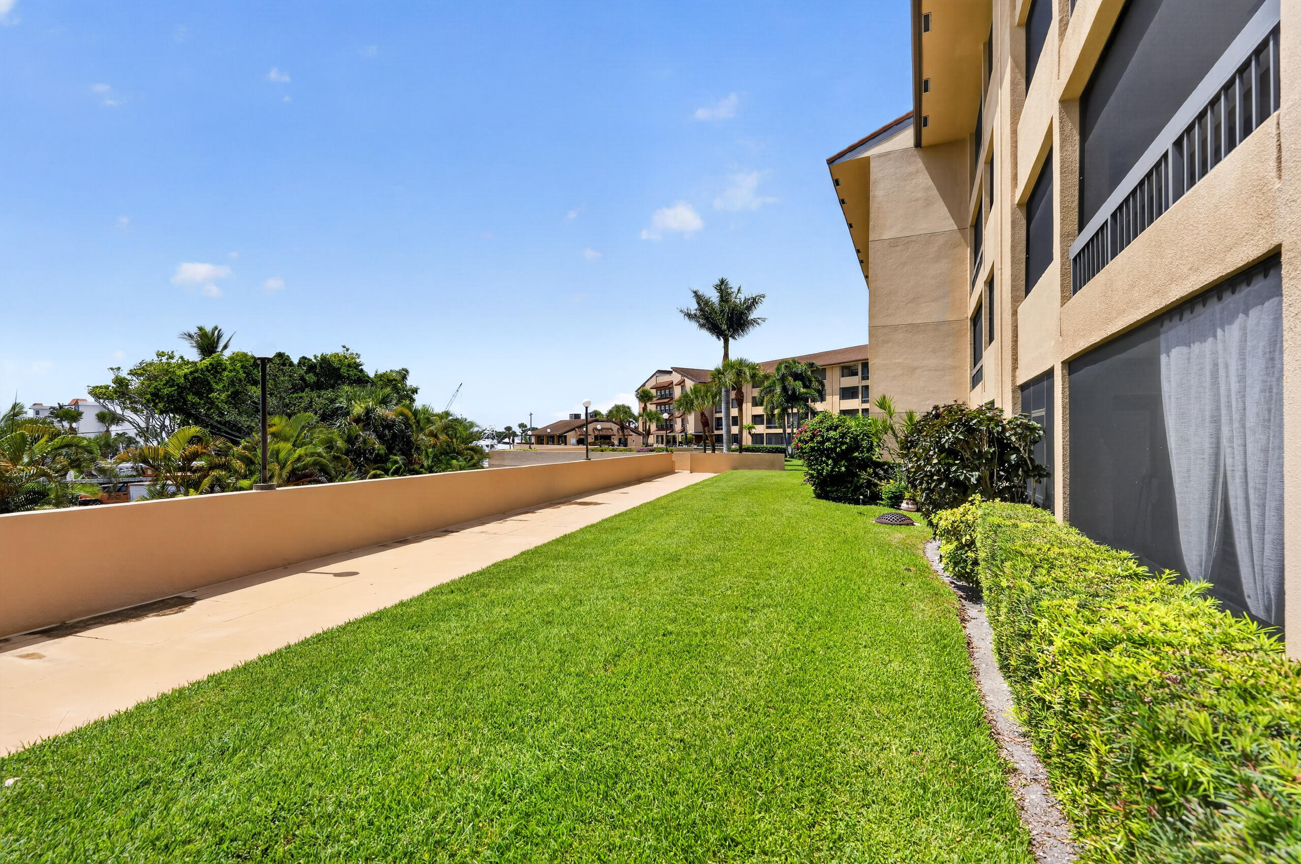 MARINA BAY COND DECL FILED 3-20-81 - Residential