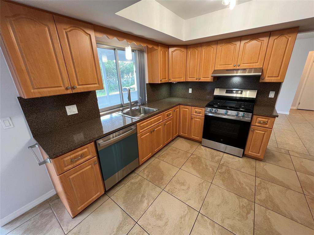 SUNRISE GOLF VILLAGE SEC 20 - Residential Lease