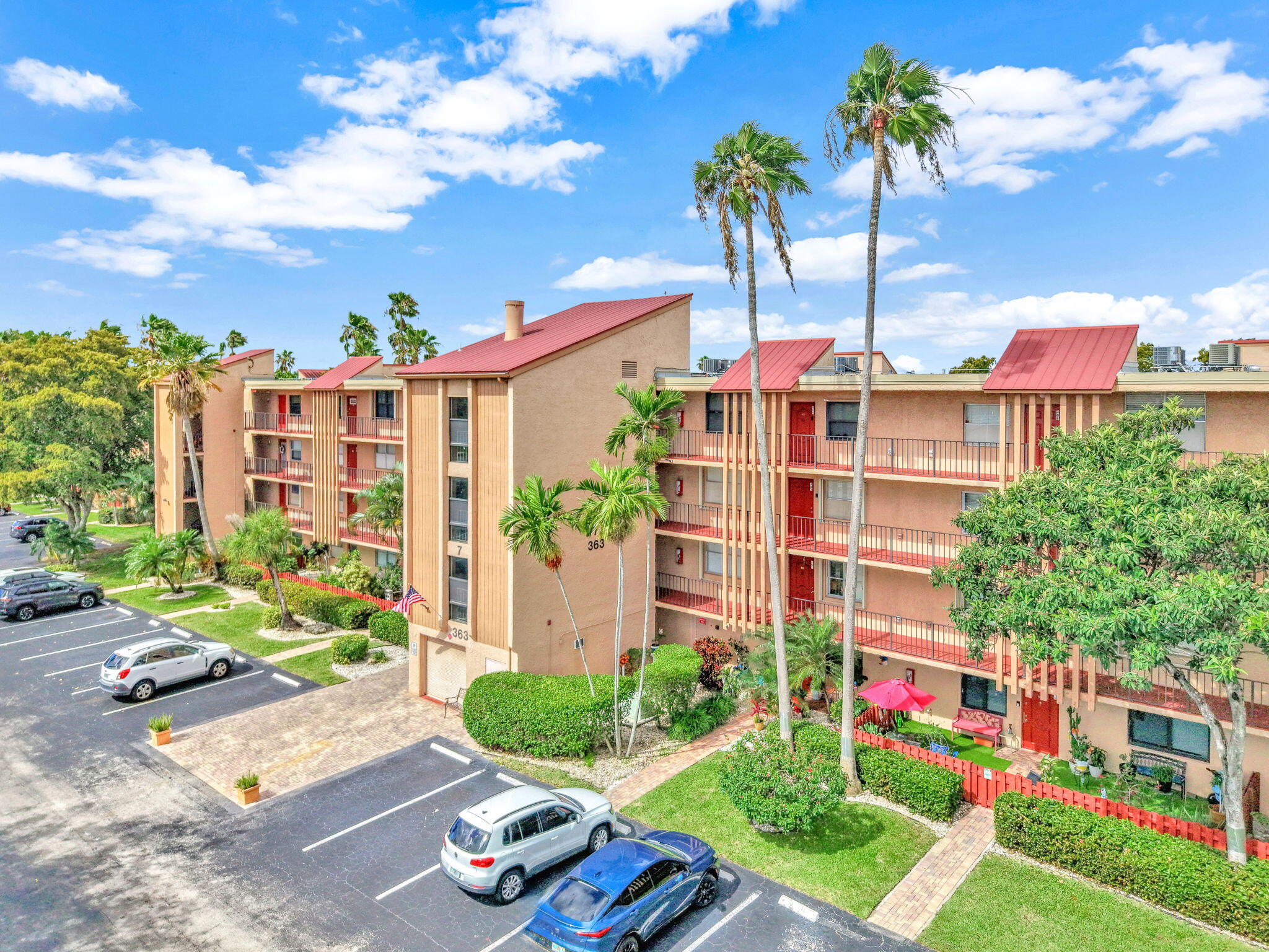 Priced to sell! This well-maintained, spacious 2-bedroom, 2-bathroom residence offers a beautiful lake view and an unbeatable location. Enjoy comfortable living with a generous layout and serene surroundings.