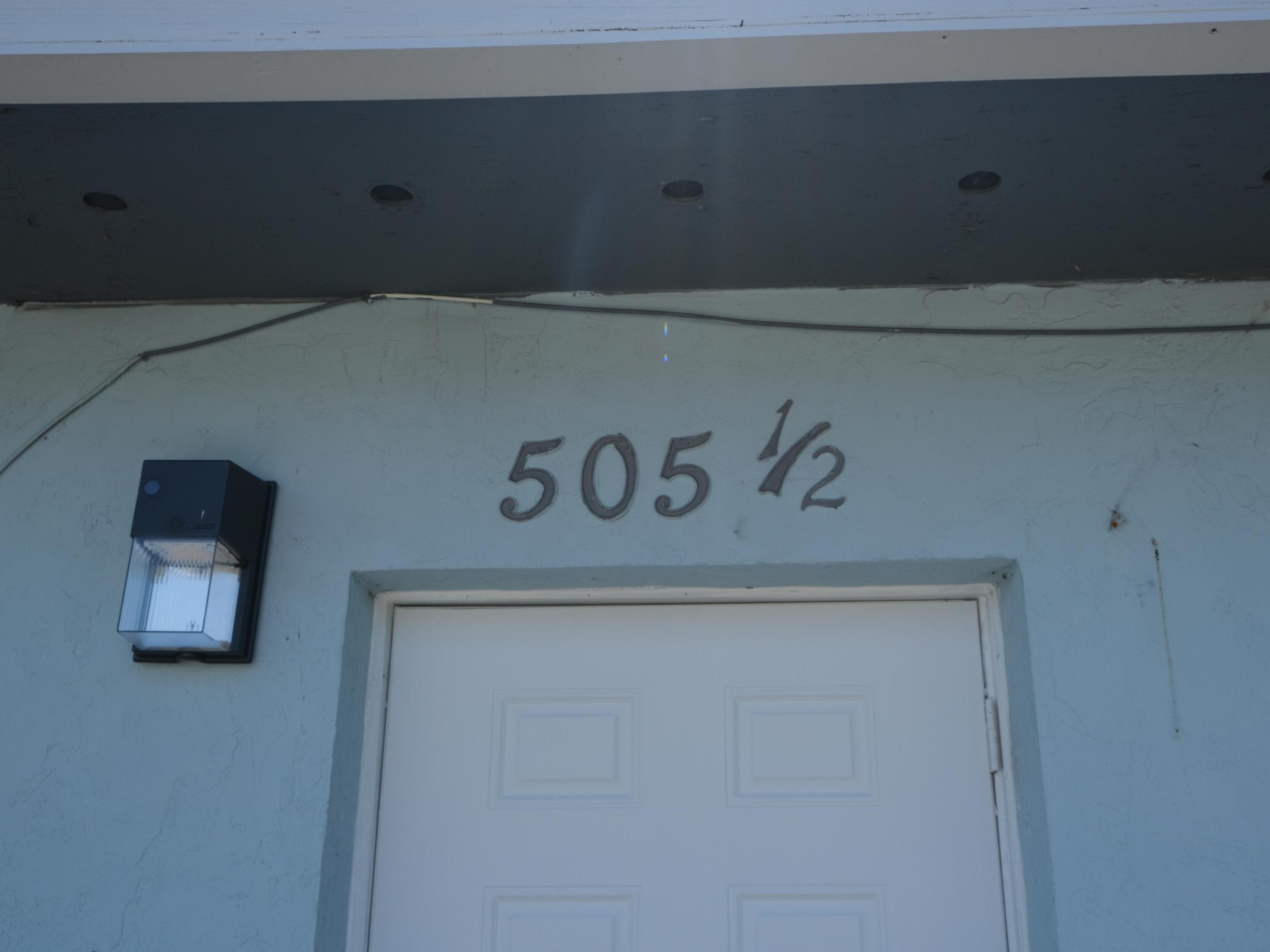 Nice 1/1 full kitchen minutes from beaches and singer island in the heart of Palm Beach County. Tenant pays all utilities Easy application and move in.