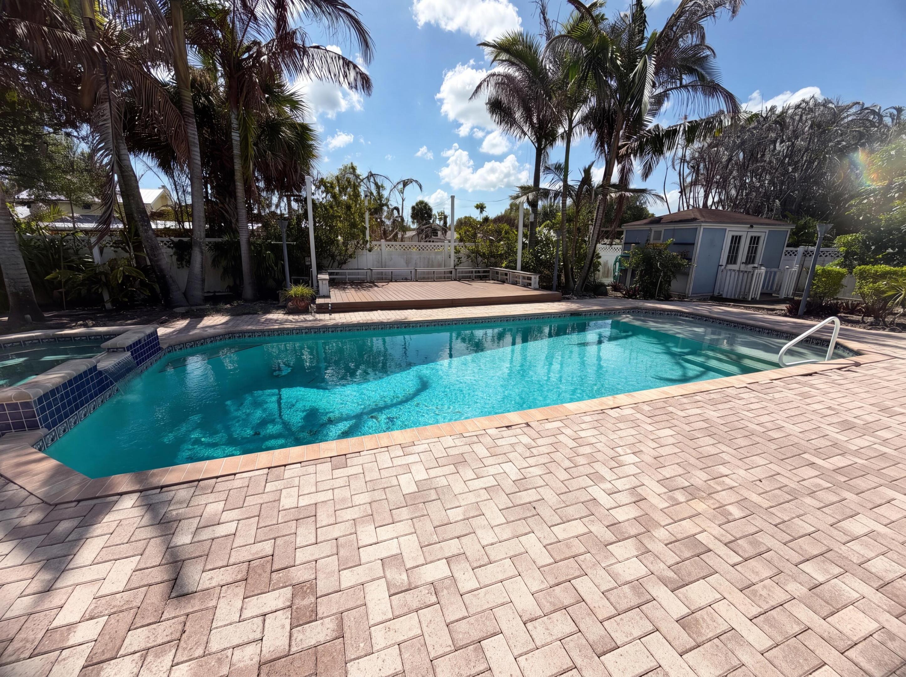 PALM LAKES GARDENS - Residential