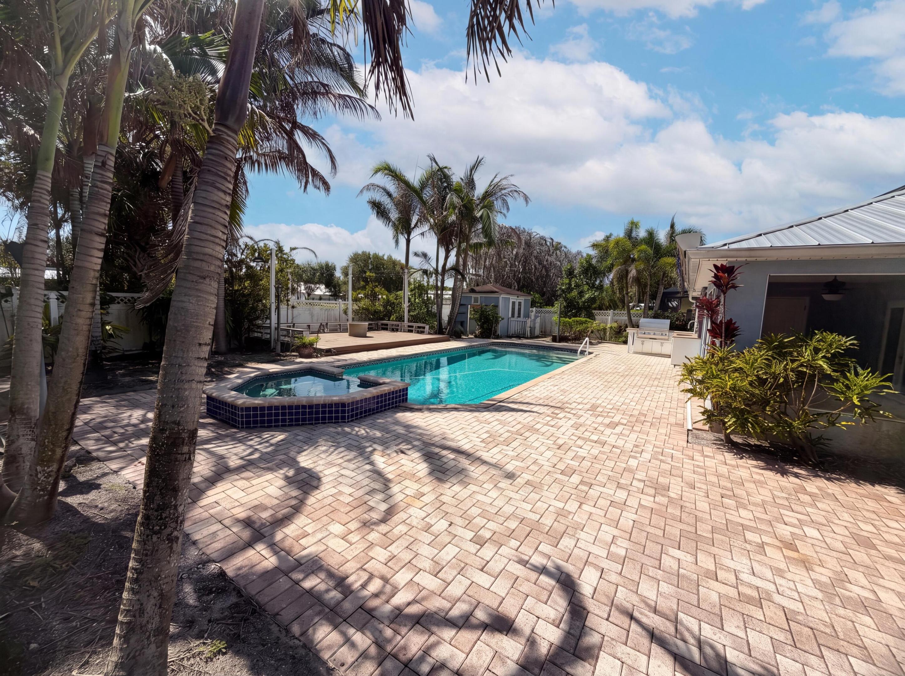 PALM LAKES GARDENS - Residential