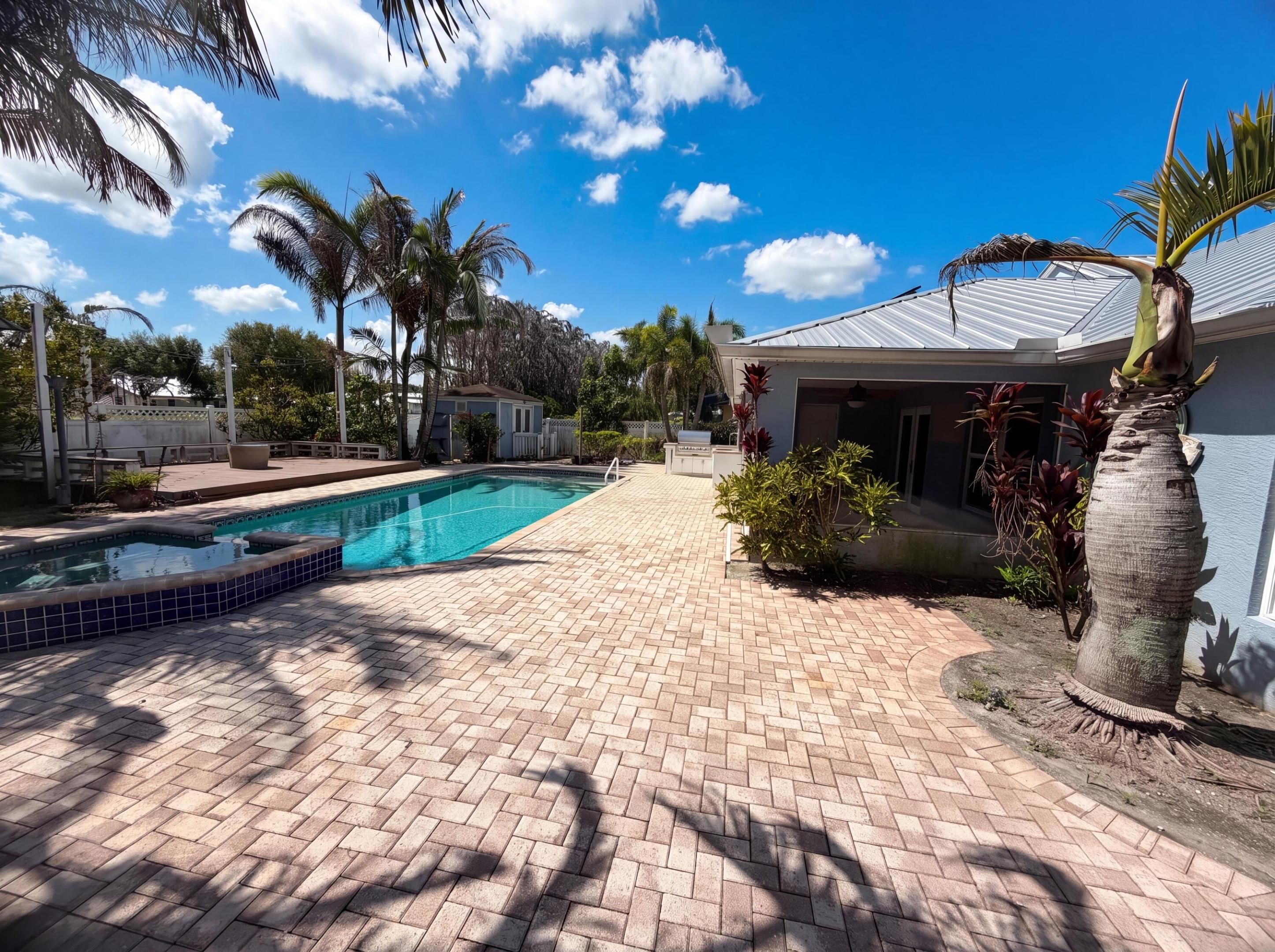PALM LAKES GARDENS - Residential