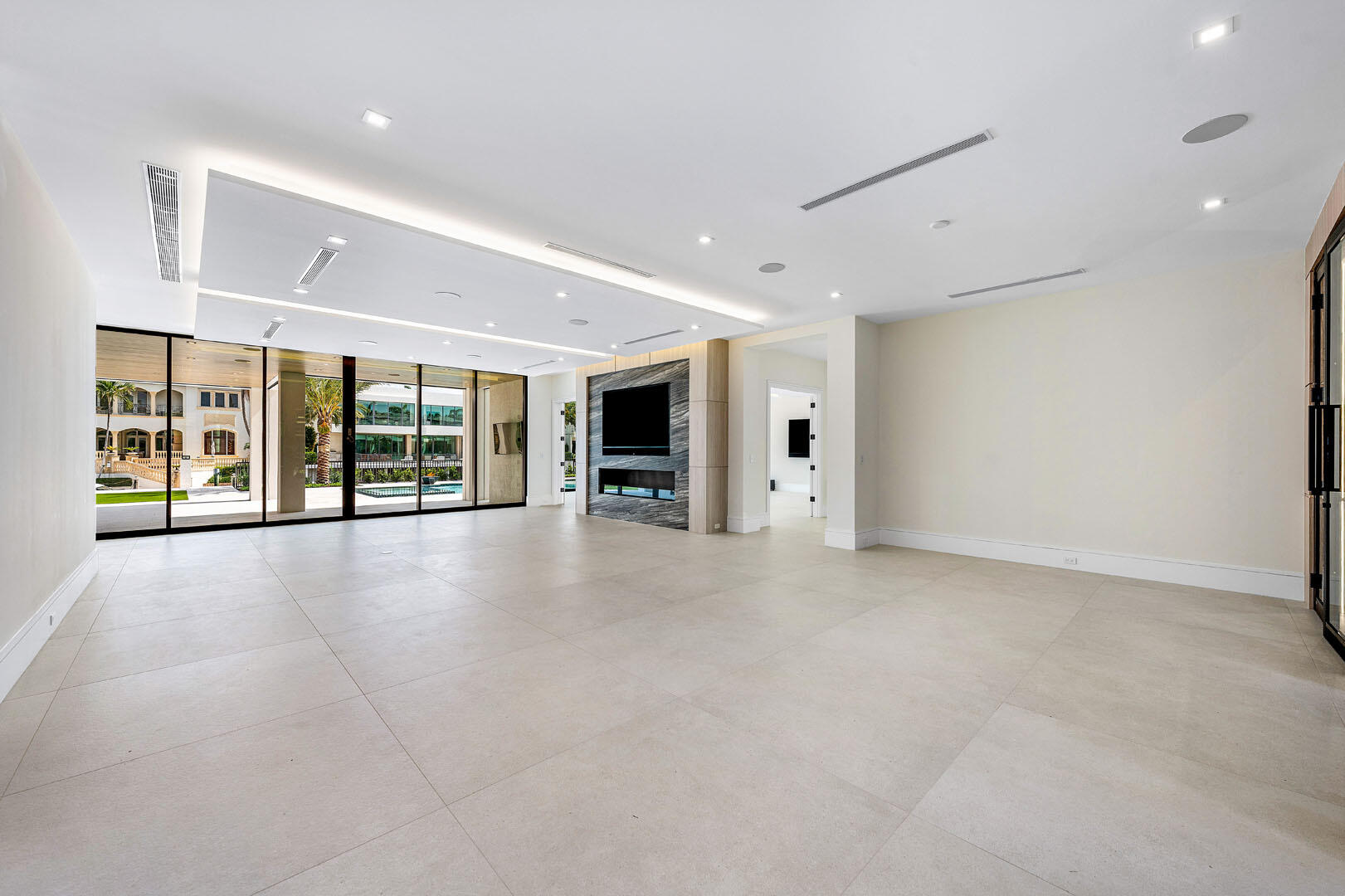 ROYAL PALM YACHT & COUNTRY CLUB - Residential