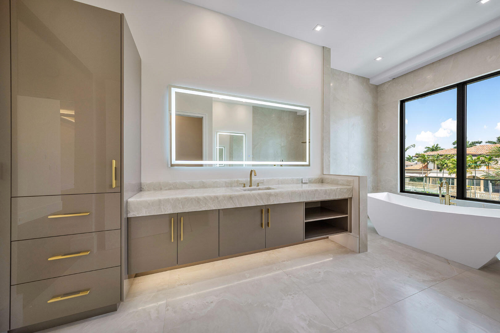 ROYAL PALM YACHT & COUNTRY CLUB - Residential