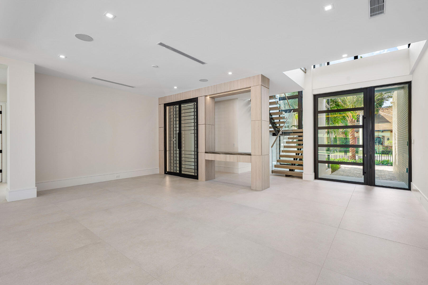 ROYAL PALM YACHT & COUNTRY CLUB - Residential