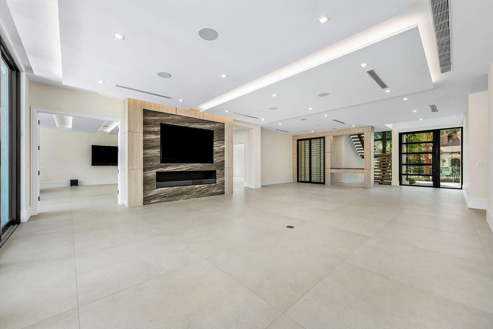 ROYAL PALM YACHT & COUNTRY CLUB - Residential