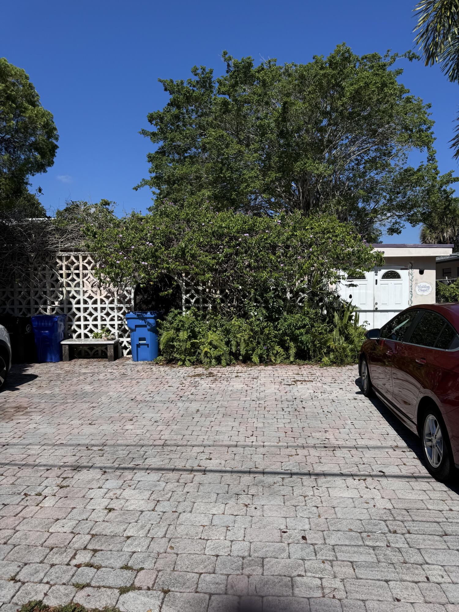 Rare opportunity in the rapidly growing Middle River Terrace neighborhood! MORE PHOTOS COMING SOON This 3-bedroom, 2-bath fixer-upper offers incredible potential for investors, developers, or buyers looking to create their dream home. Ideally located minutes from Wilton Manors, Downtown Fort Lauderdale, FAT Village, Las Olas, and Fort Lauderdale Beach. Zoned RML-25, the property may offer development opportunities, including the potential for two townhomes or additional residential units (buyer to verify with the City of Fort Lauderdale). Renovate, redevelop, or hold for future appreciation in one of Fort Lauderdale's fastest-growing areas. Conveniently close to dining, shopping, entertainment, parks, and major highways. Buyer to verify all zoning and development rights.