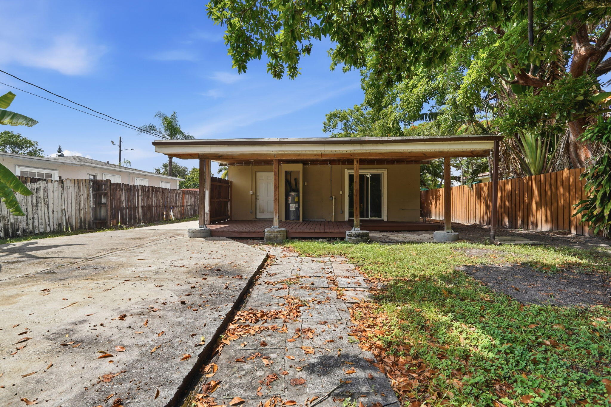 HOLLYWOOD LITTLE RANCHES - Residential