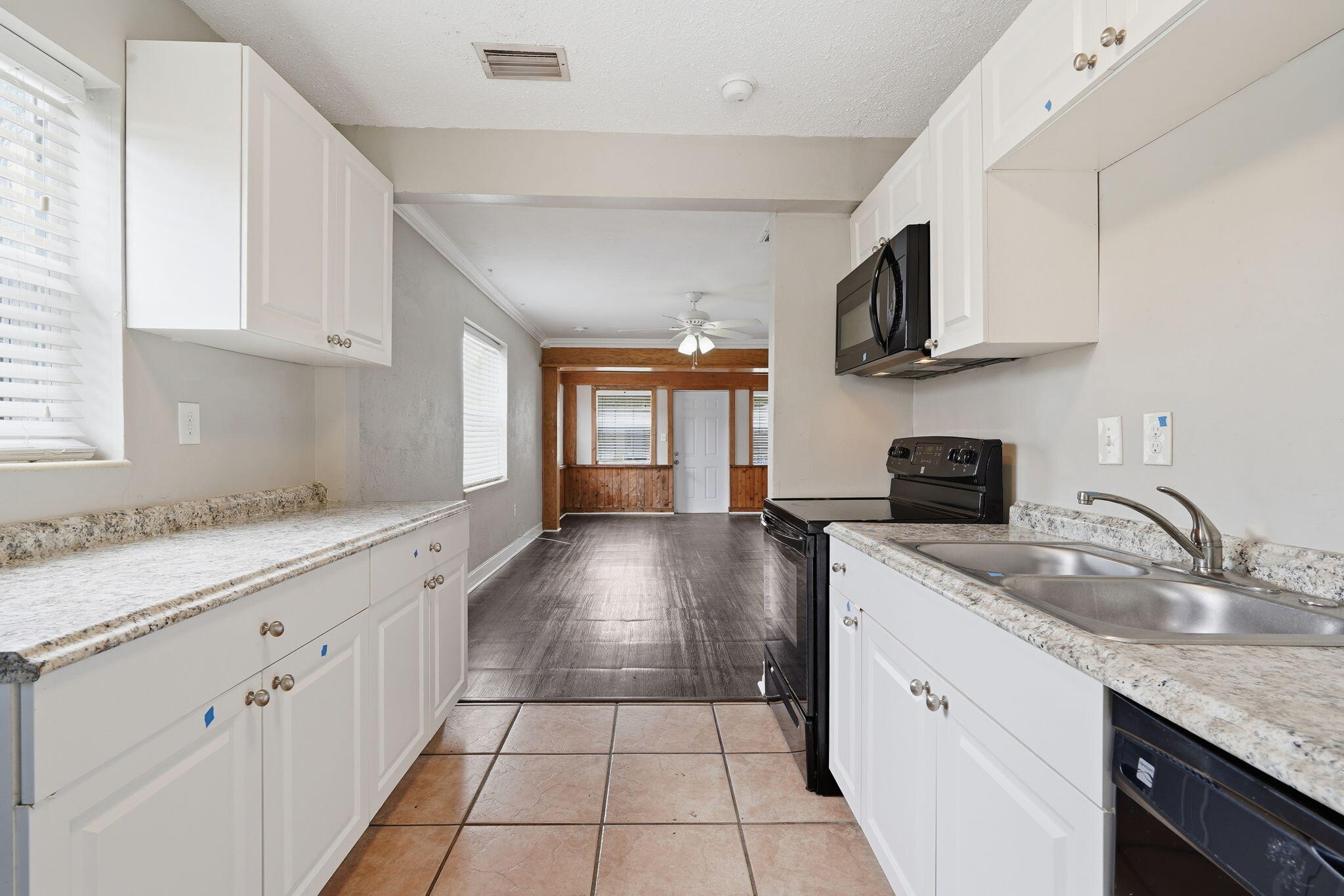 HOLLYWOOD LITTLE RANCHES - Residential
