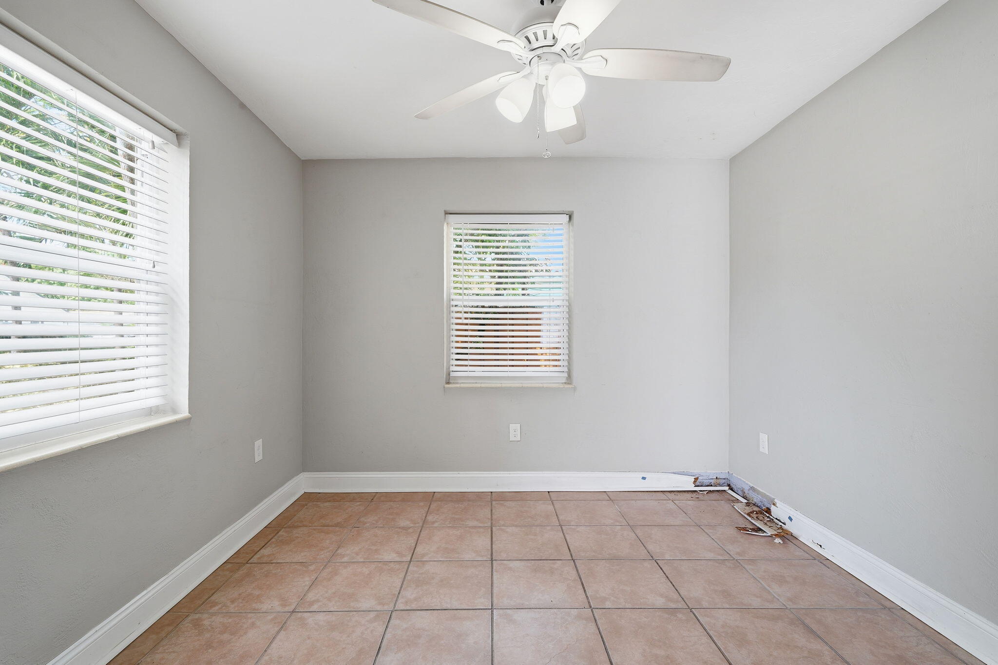 HOLLYWOOD LITTLE RANCHES - Residential