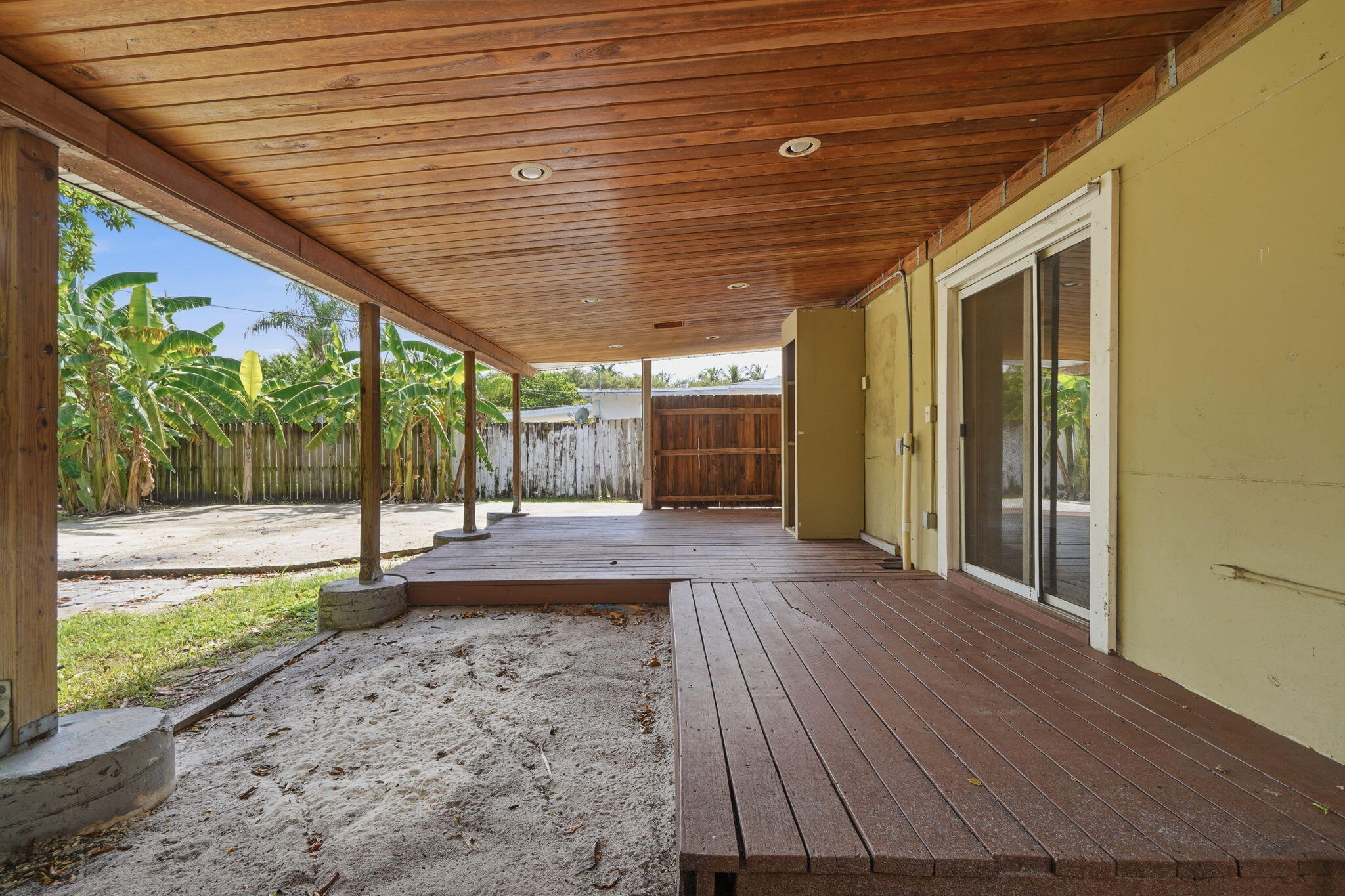 HOLLYWOOD LITTLE RANCHES - Residential