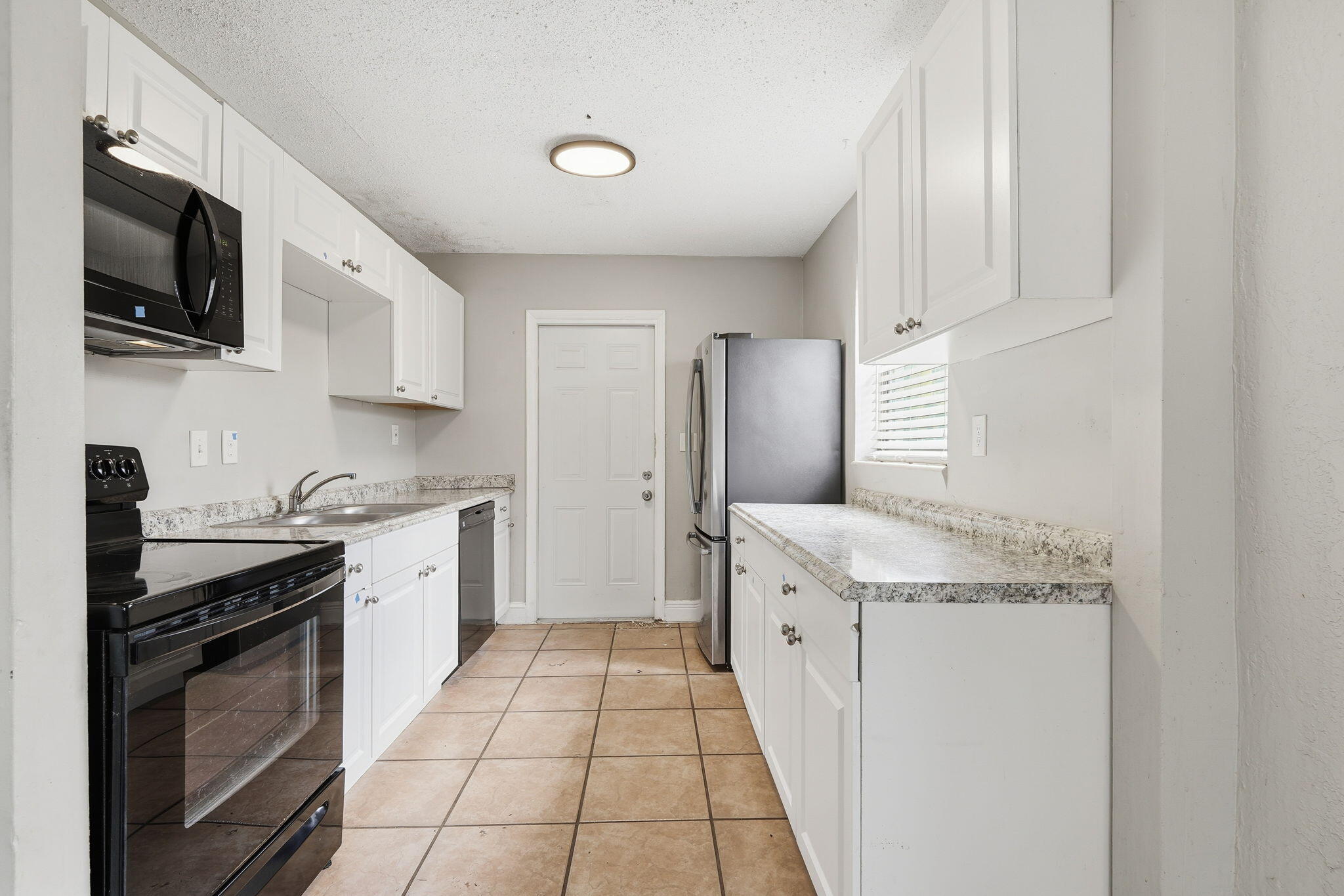 HOLLYWOOD LITTLE RANCHES - Residential