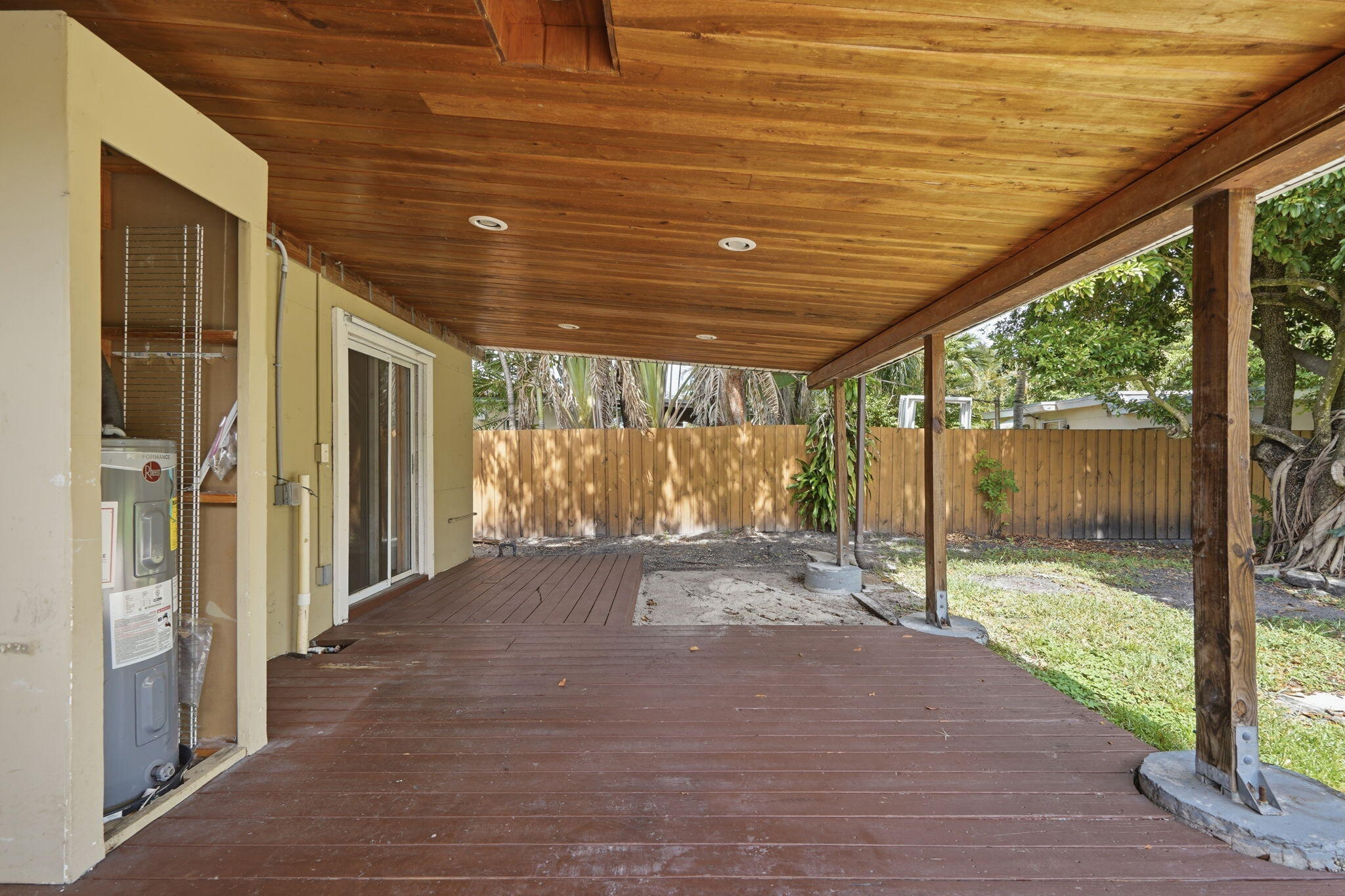 HOLLYWOOD LITTLE RANCHES - Residential