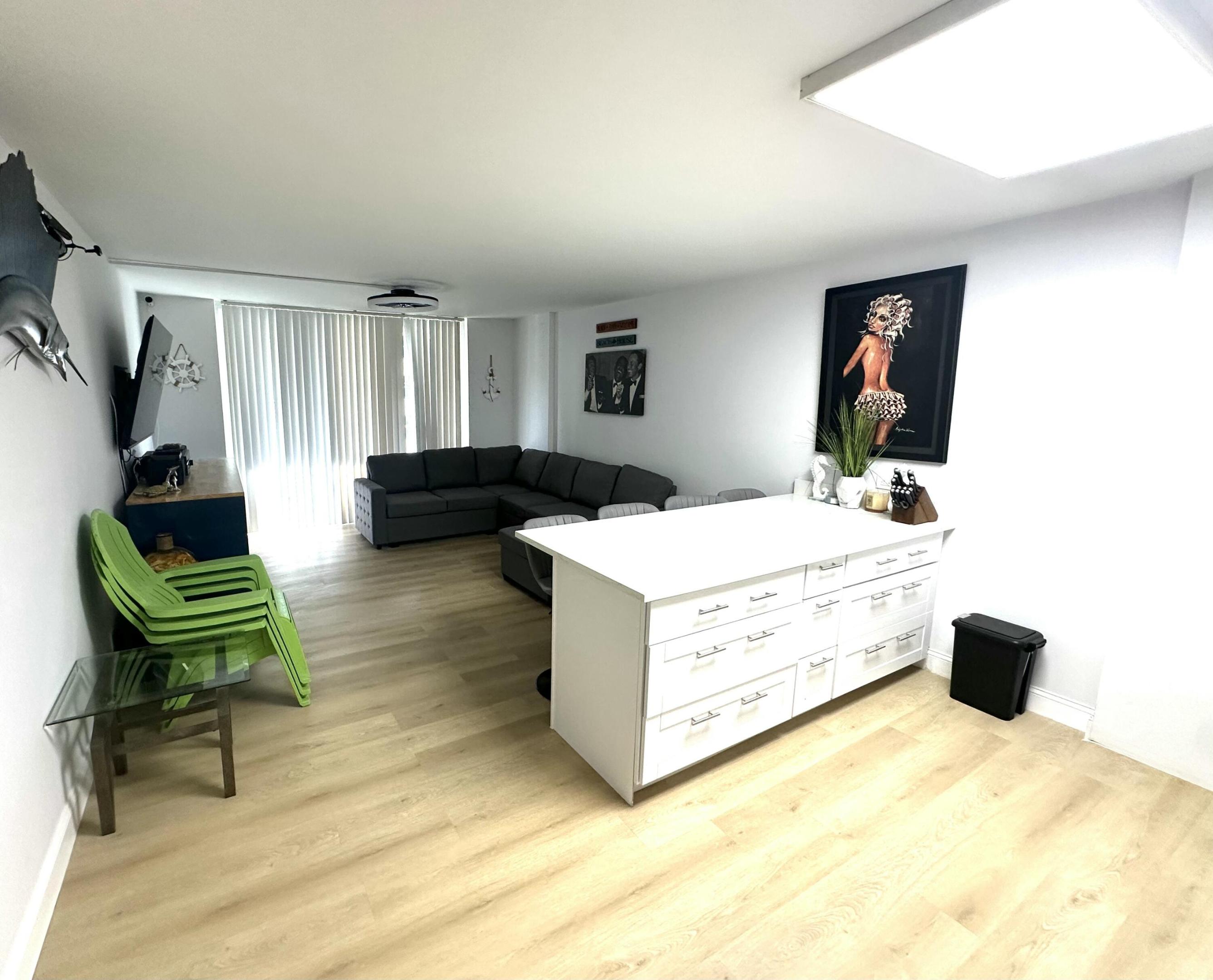 LE CHATEAU ROYAL COND - Residential