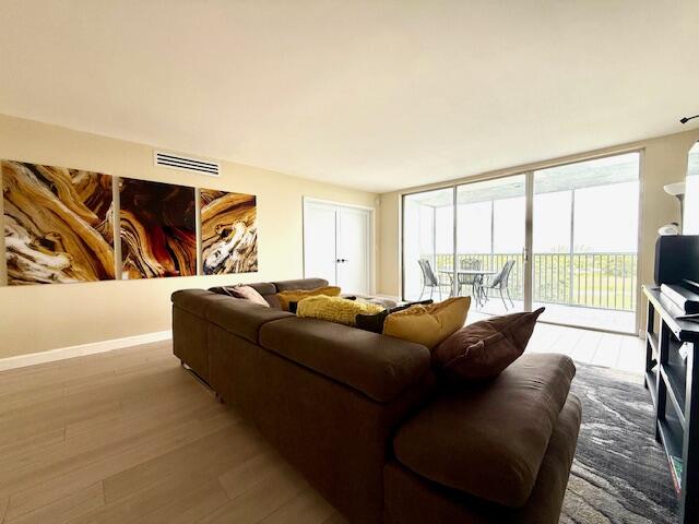 NO 22 PALM-AIRE COUNTRY CLUB - Residential
