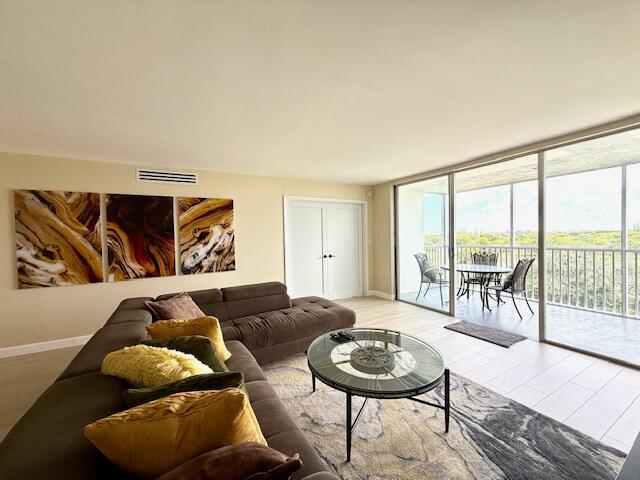 NO 22 PALM-AIRE COUNTRY CLUB - Residential