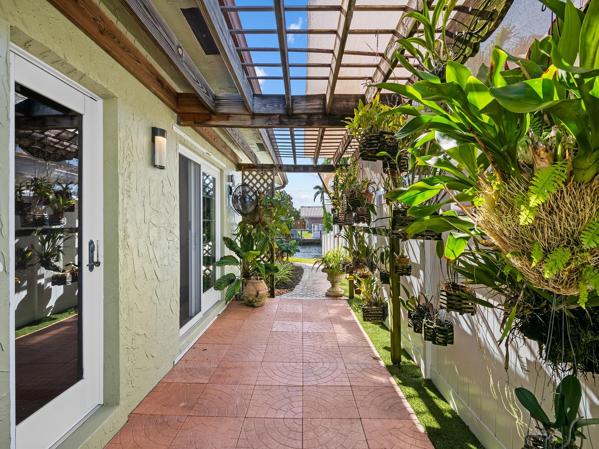 SANTA BARBARA SHORE 33-21 - Residential