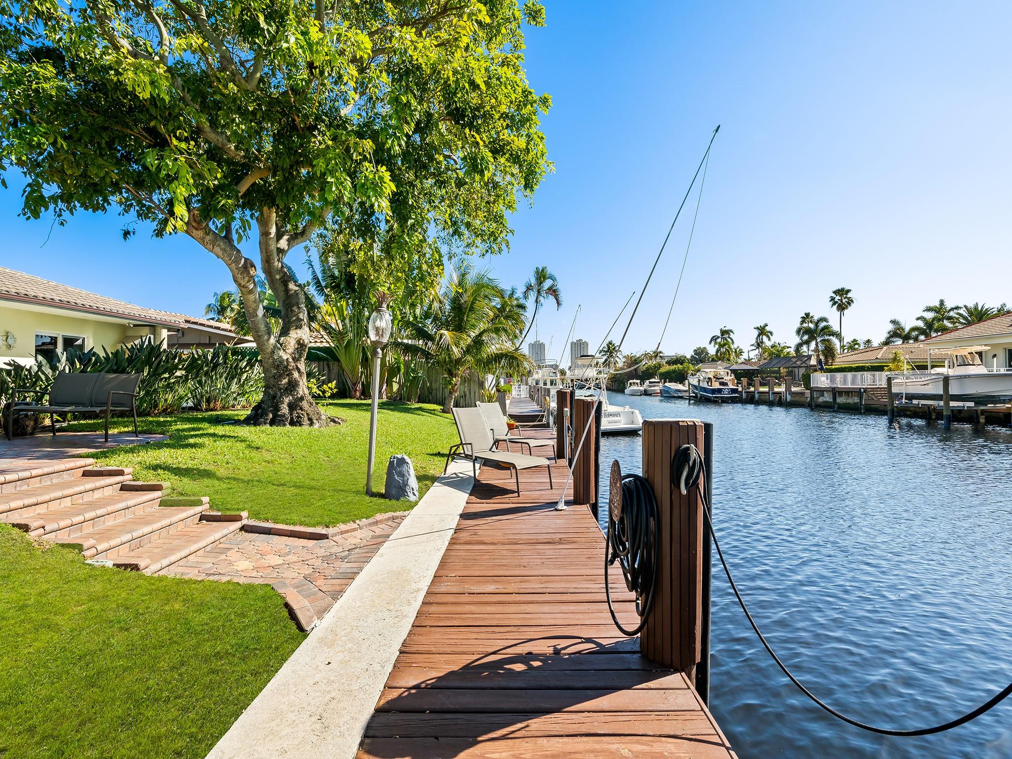 SANTA BARBARA SHORE 33-21 - Residential