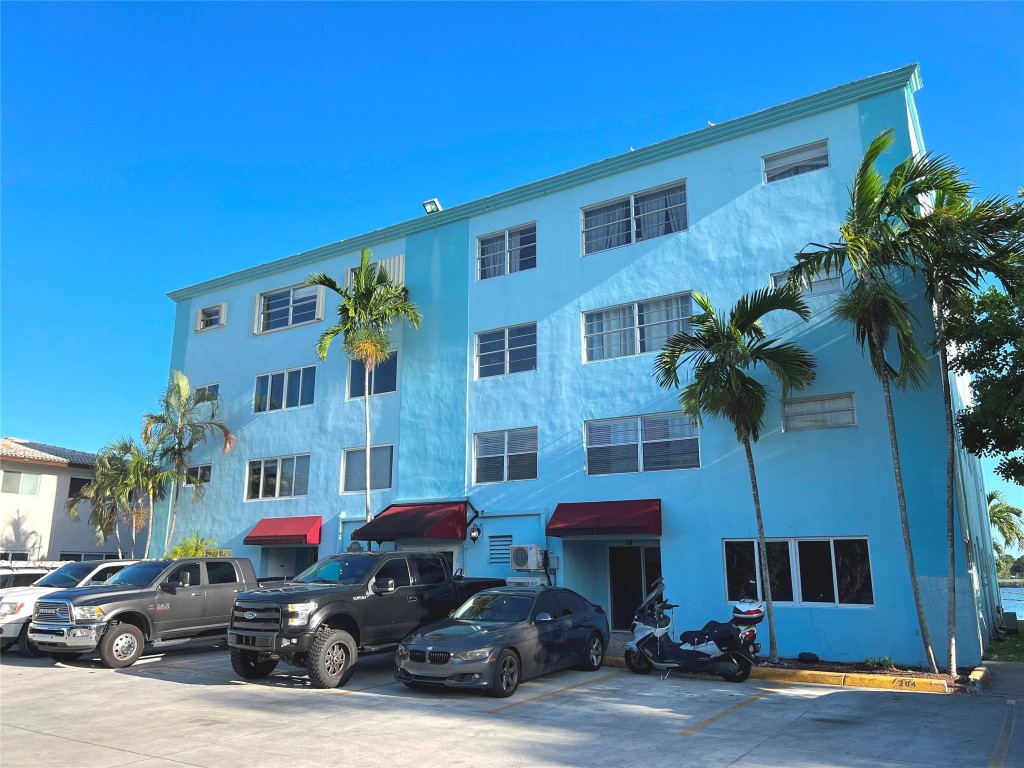 SOMMERSET CONDOMINIUMS - Residential