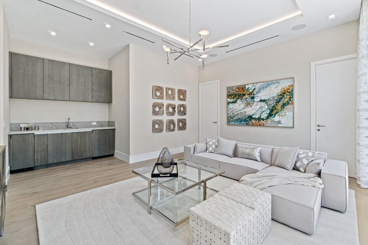 ROYAL PALM YACHT & COUNTRY CLUB - Residential