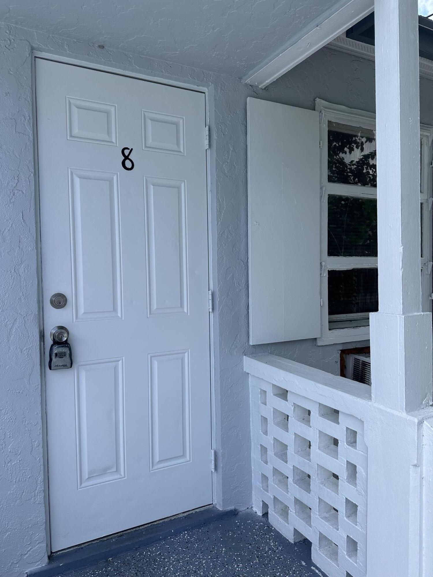 Freshly painted and updated efficiency apartment located in the heart of lake worth! this private and quiet apartment comes equipped with water and electric utilities plus onsite laundry for convenient use. Property also resides right next to Lake Osborne, highways and shopping centers