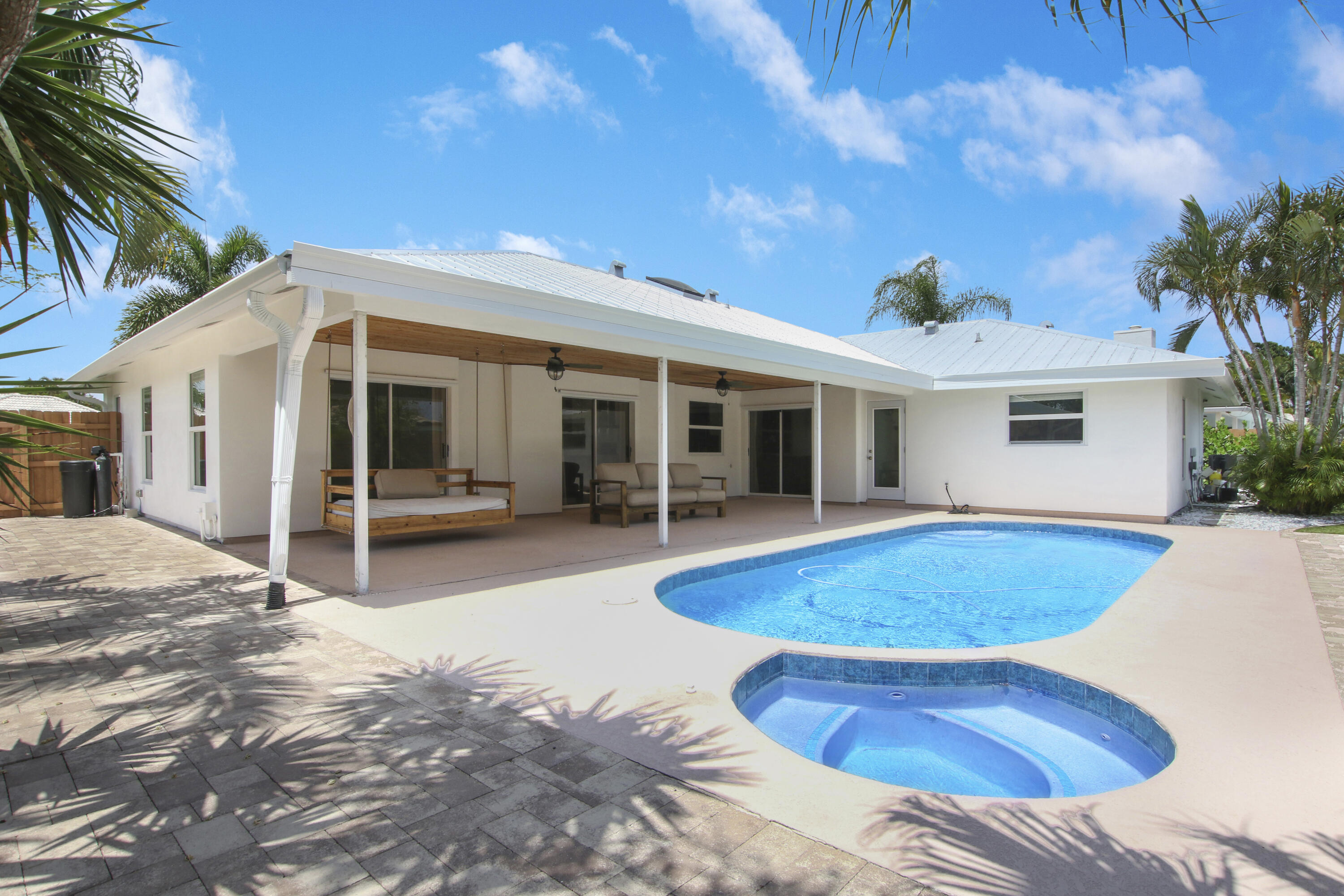 TEQUESTA PINES - Residential