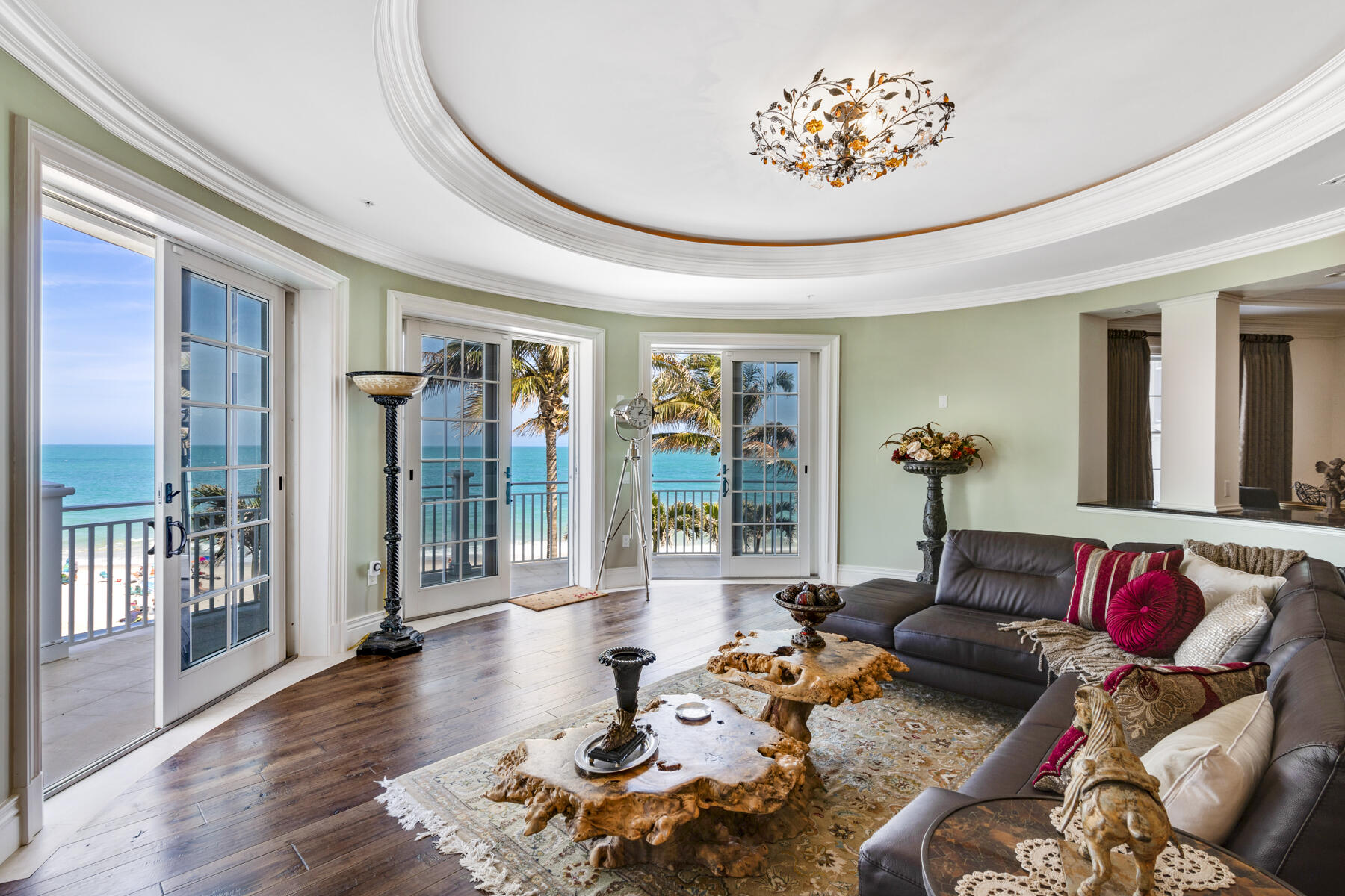 Direct oceanfront penthouse offering luxury living & flexible floor plan. Located in the heart of Ocean Drive so close to fine shops & restaurants. Panoramic ocean views from all major rooms. Offering 4 bdrms/ 3.5 baths; fine finishes; elevator; private entry hallway; Julia Child style kitchen; magnificent master suite w/2 spacious master closets; & spa-like bath retreat.