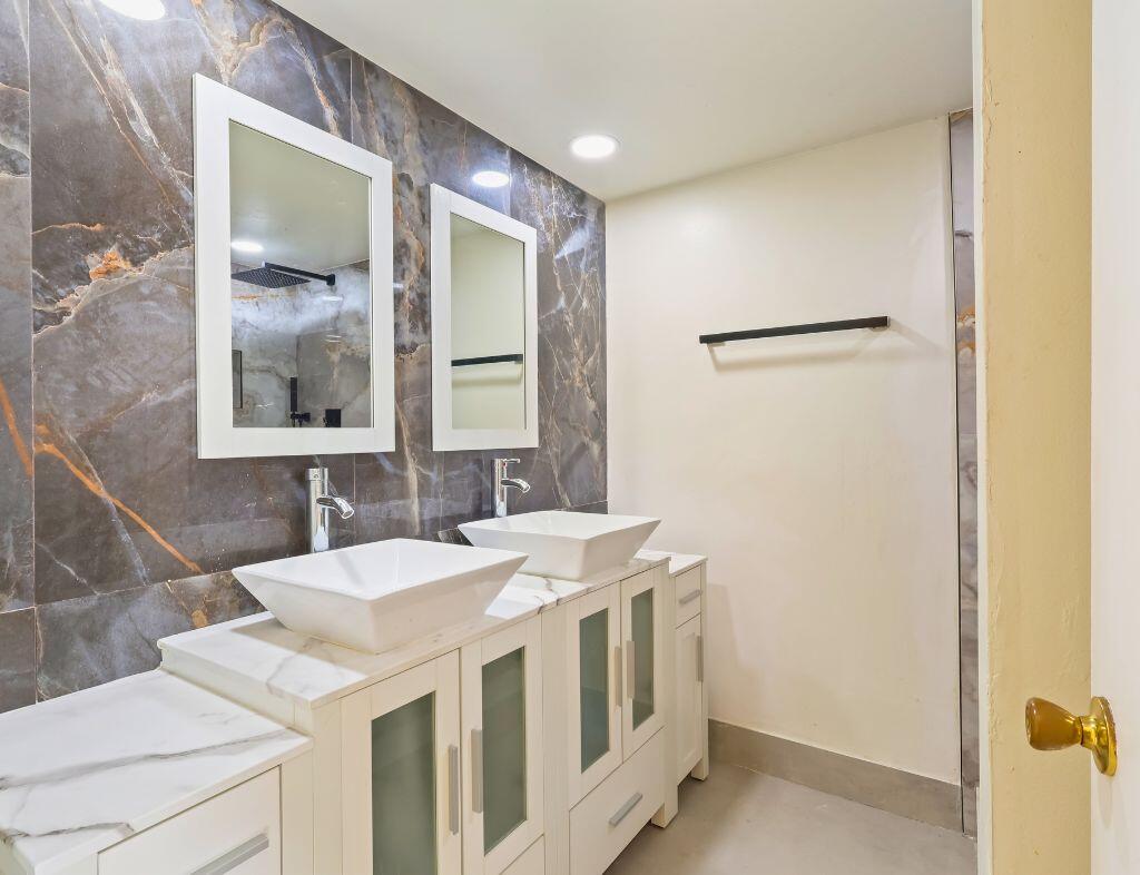 VILLAGE OF SANDALWOOD LAKES 1 - Residential