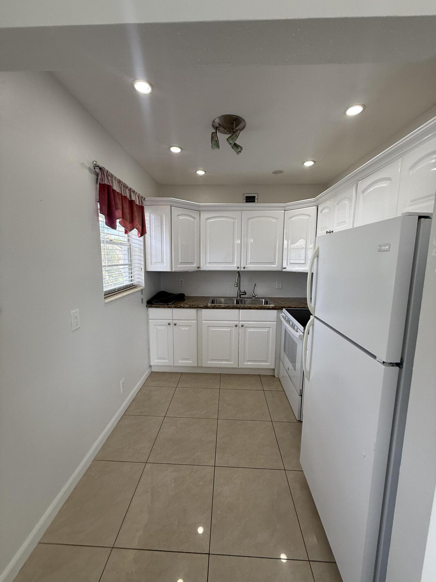 EASTHAMPTON CONDO - Residential Lease