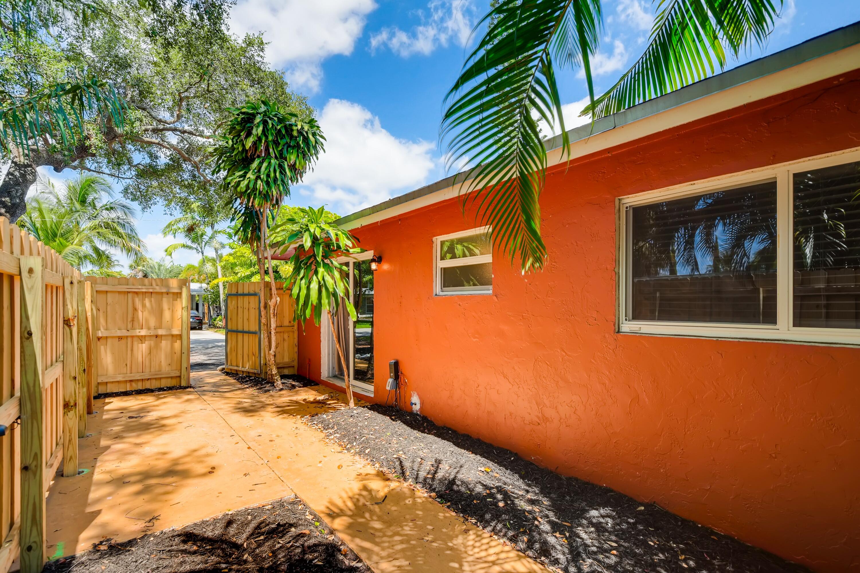 LAUDERDALE PARK 6-33 1/2 - Residential Income