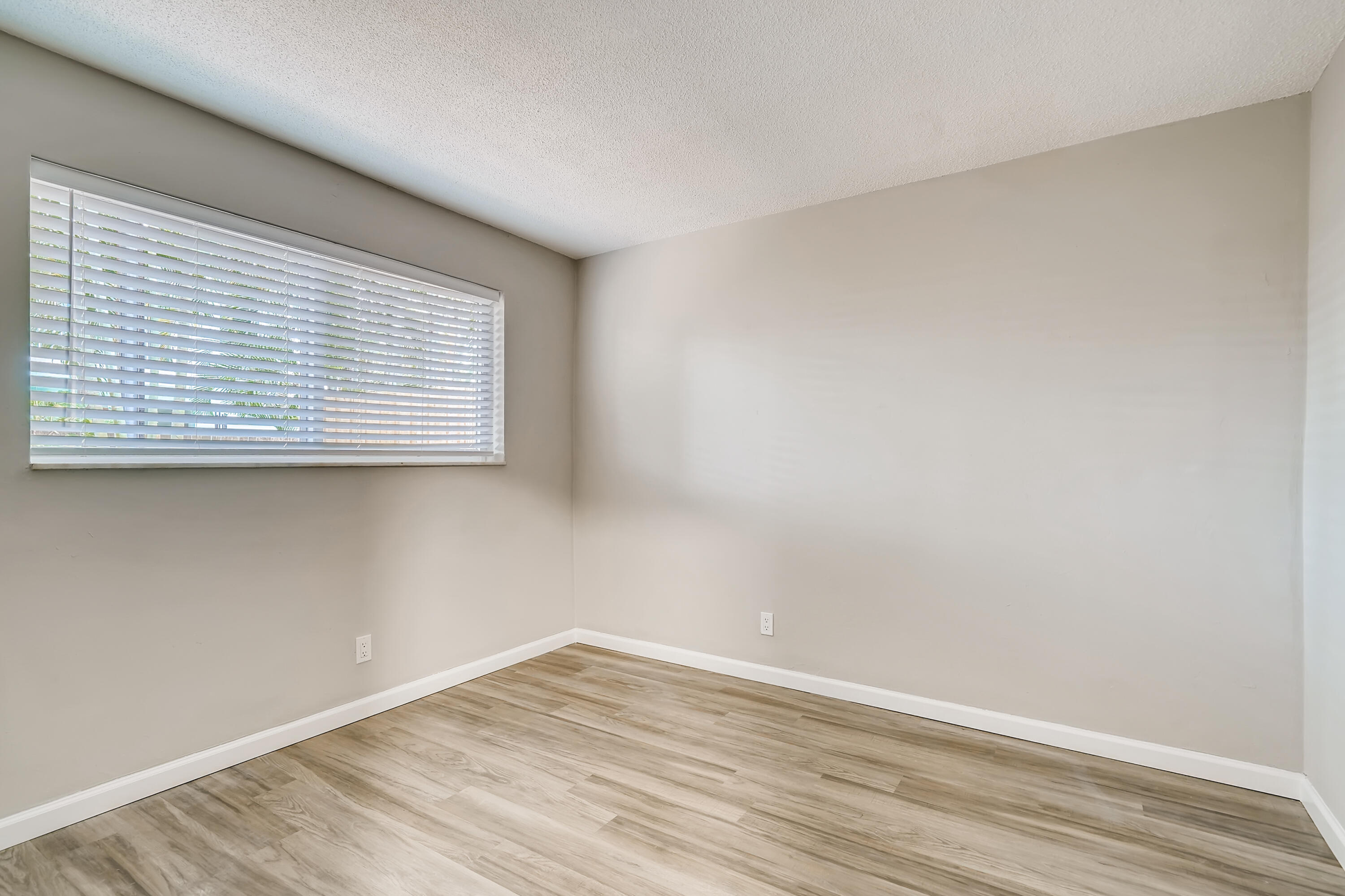 LAUDERDALE PARK 6-33 1/2 - Residential Income
