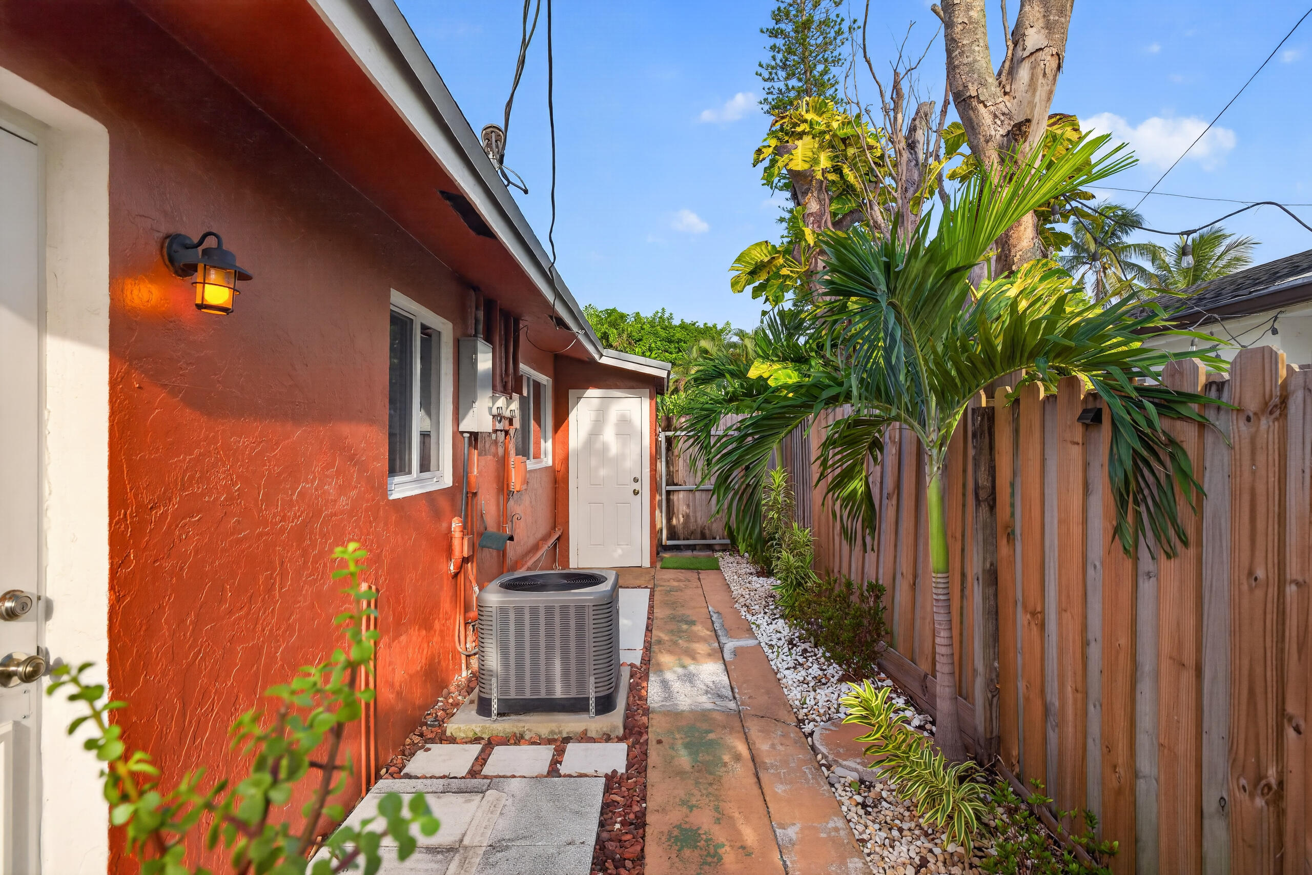 LAUDERDALE PARK 6-33 1/2 - Residential Income