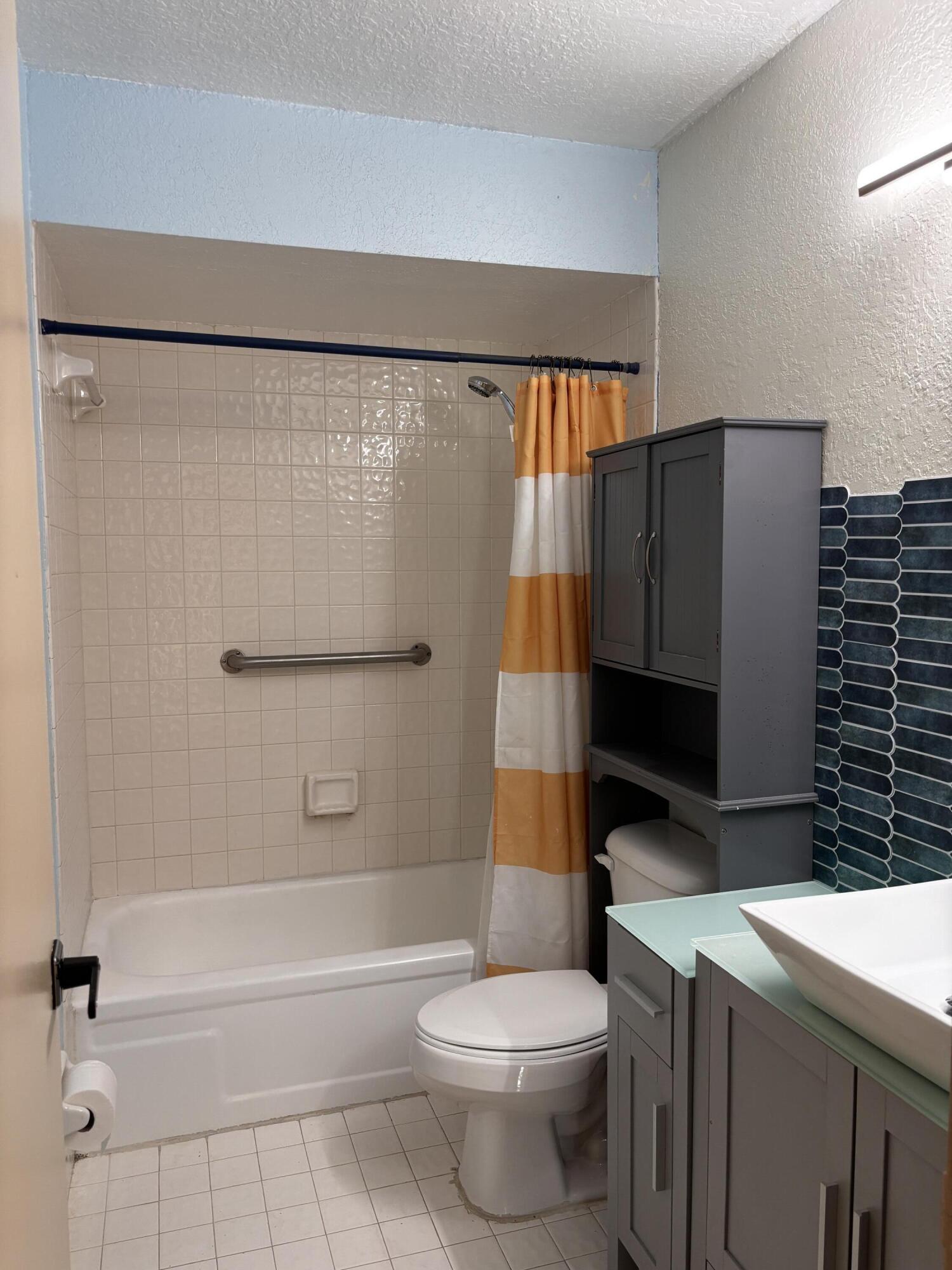 VALENCIA EST - Residential Lease