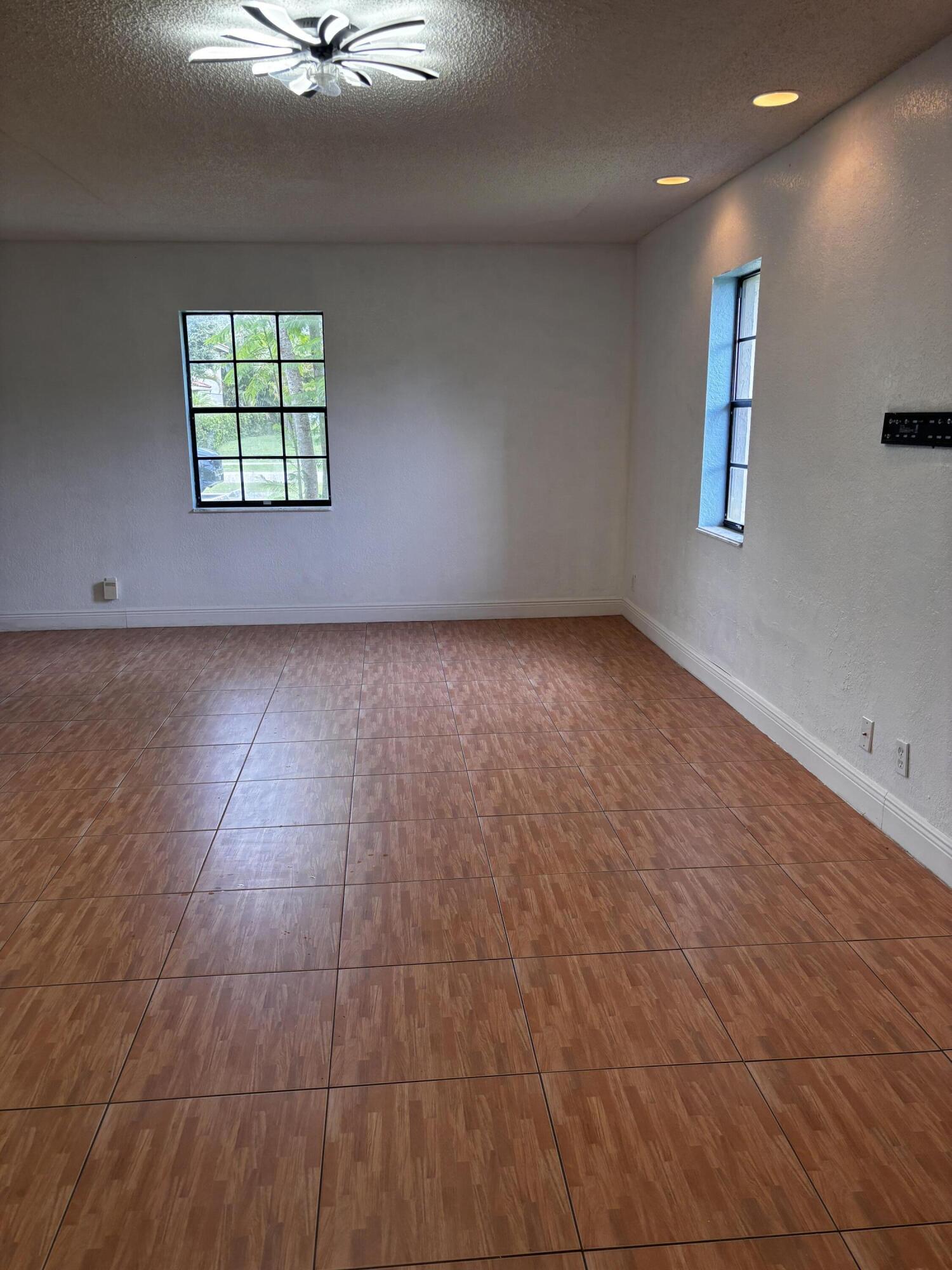 VALENCIA EST - Residential Lease
