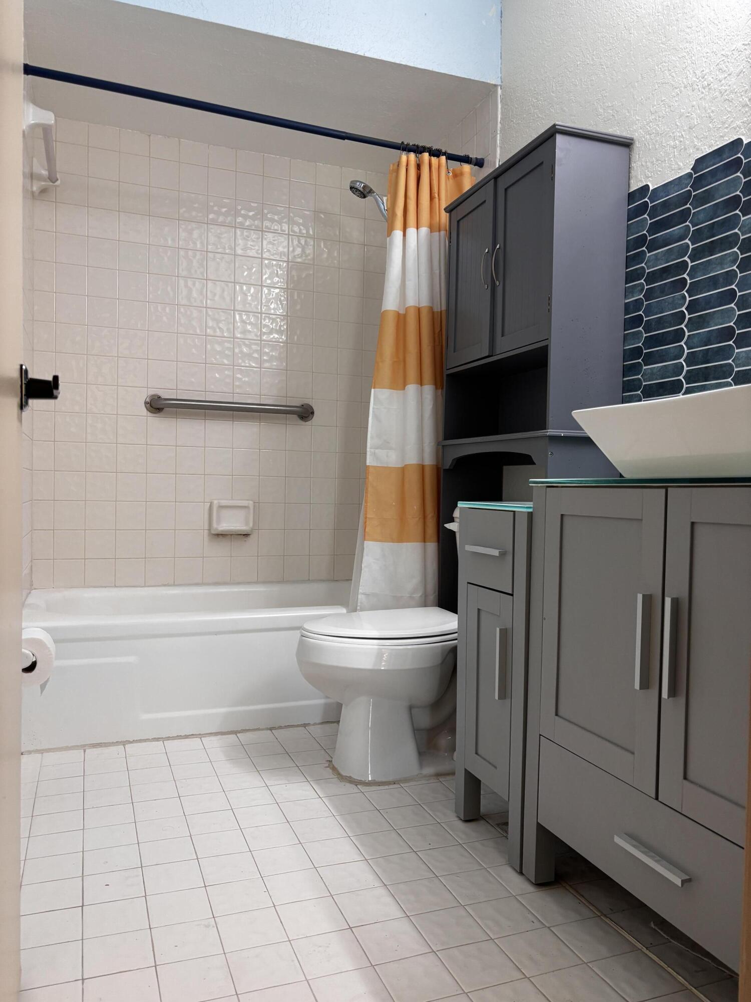 VALENCIA EST - Residential Lease