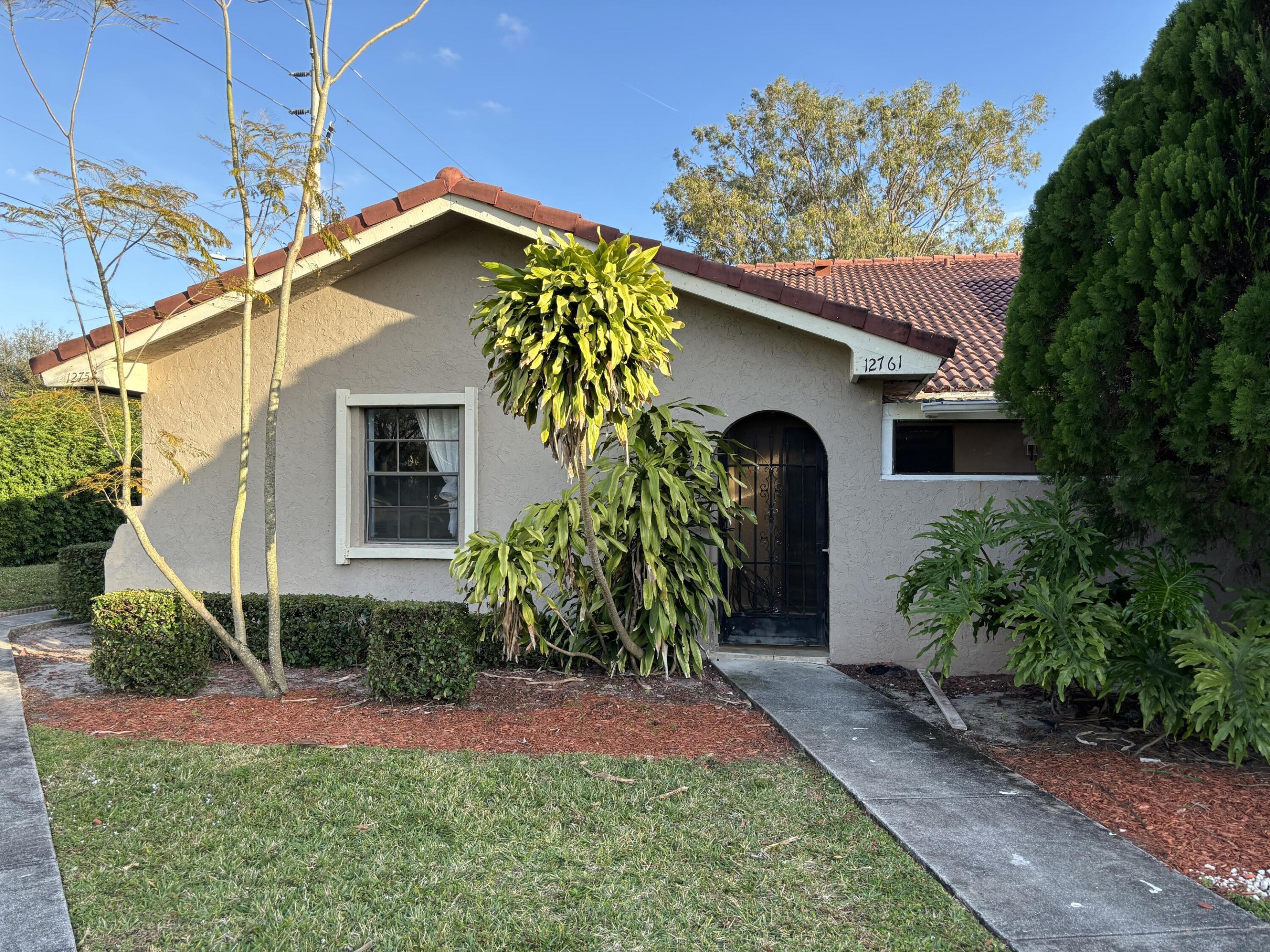 Spacious 2 bed, 2 bath 1 story townhouse for rent. Unit is also for sale. Freshly painted, update bathroom and in unit laundry.