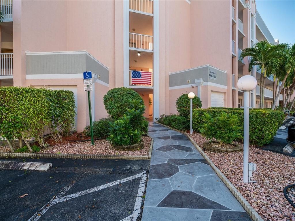SUNRISE LAKES - Residential