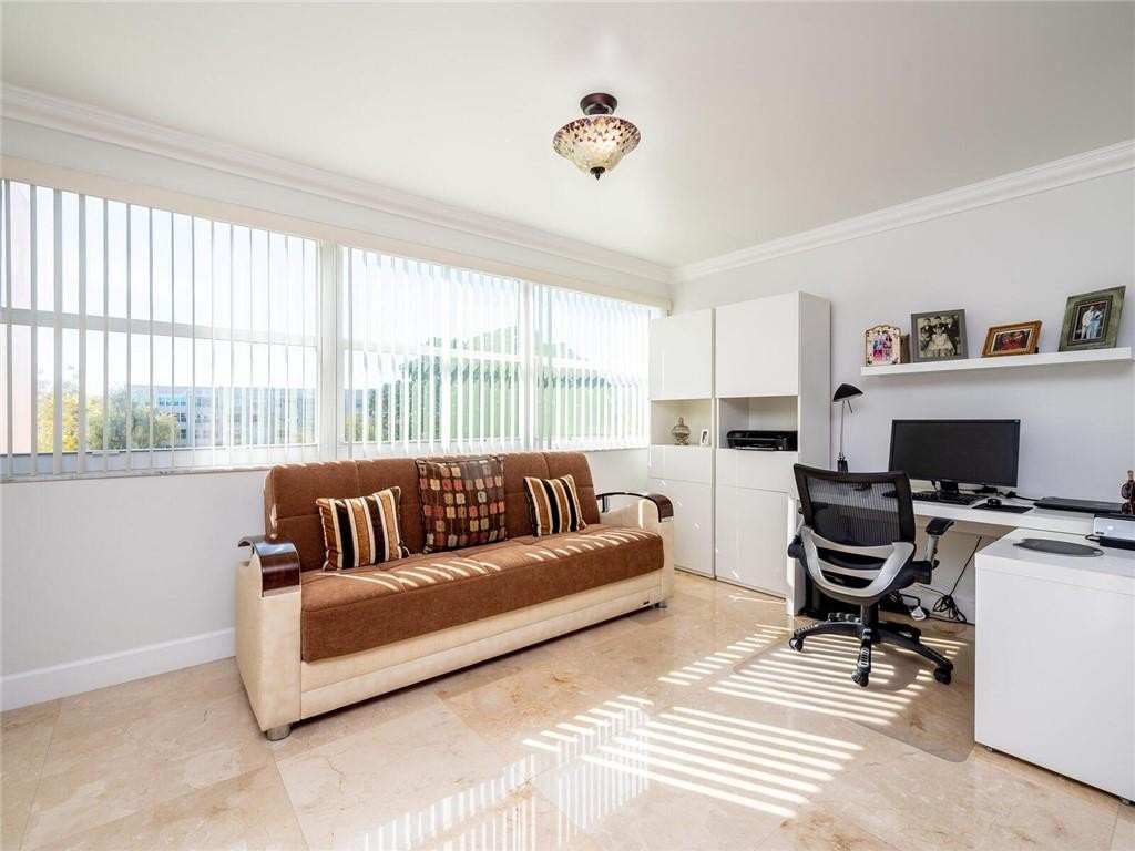 SUNRISE LAKES - Residential