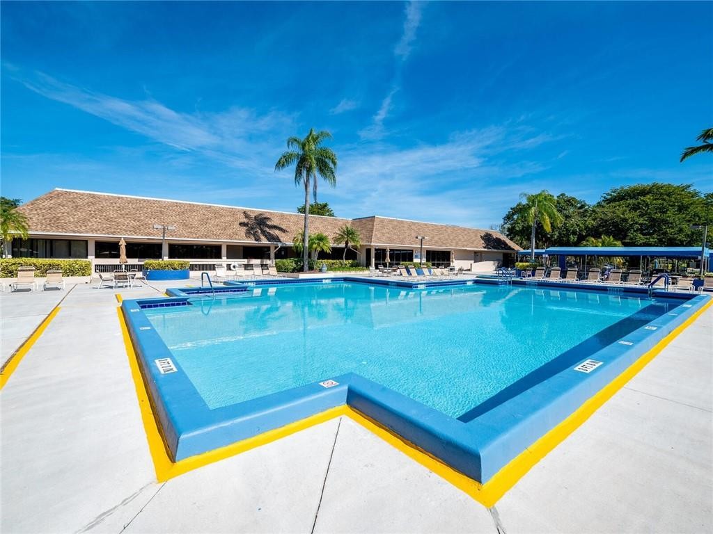 SUNRISE LAKES - Residential