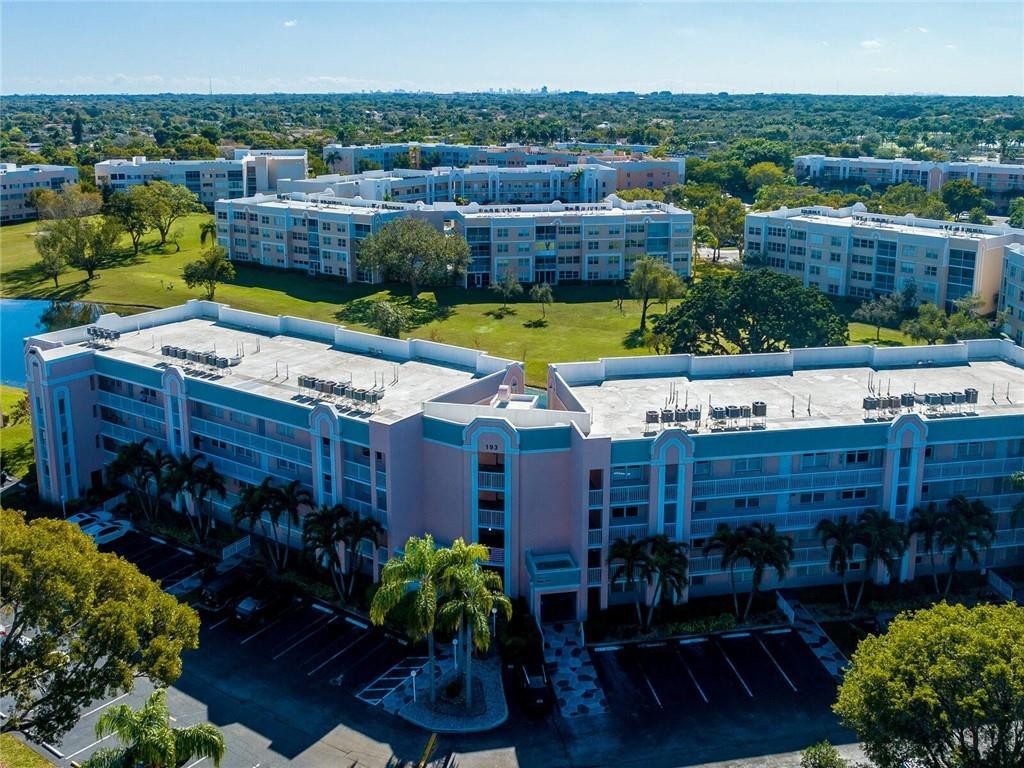 SUNRISE LAKES - Residential