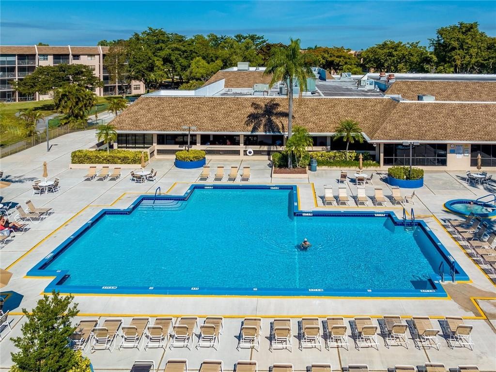 SUNRISE LAKES - Residential