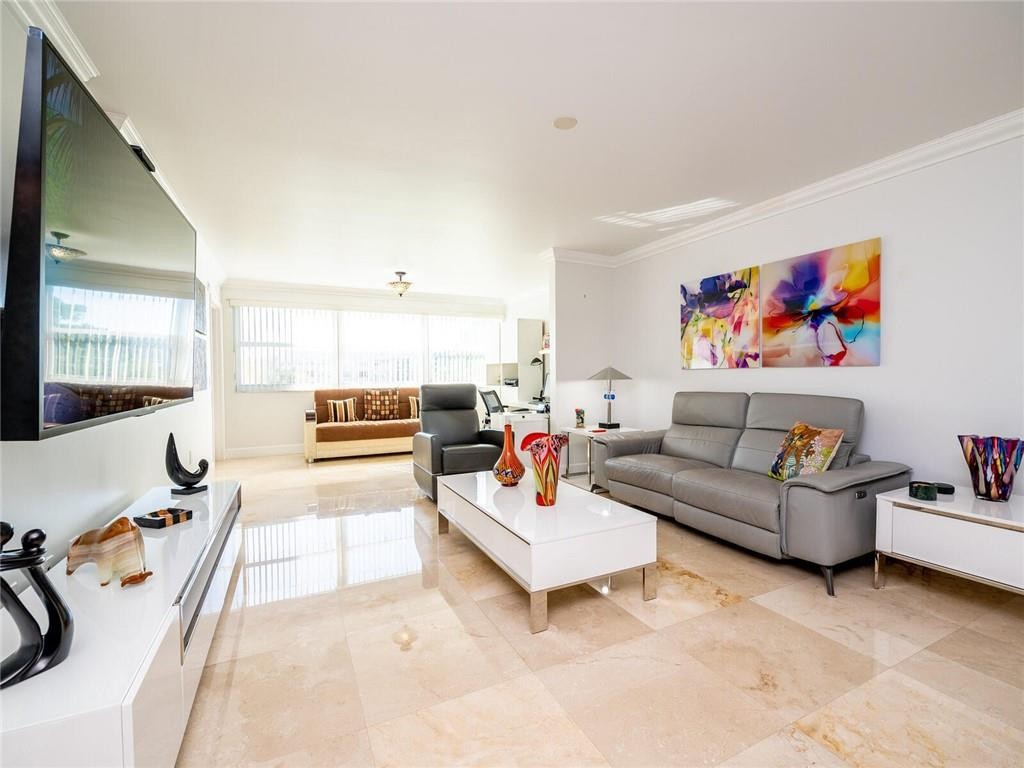 SUNRISE LAKES - Residential
