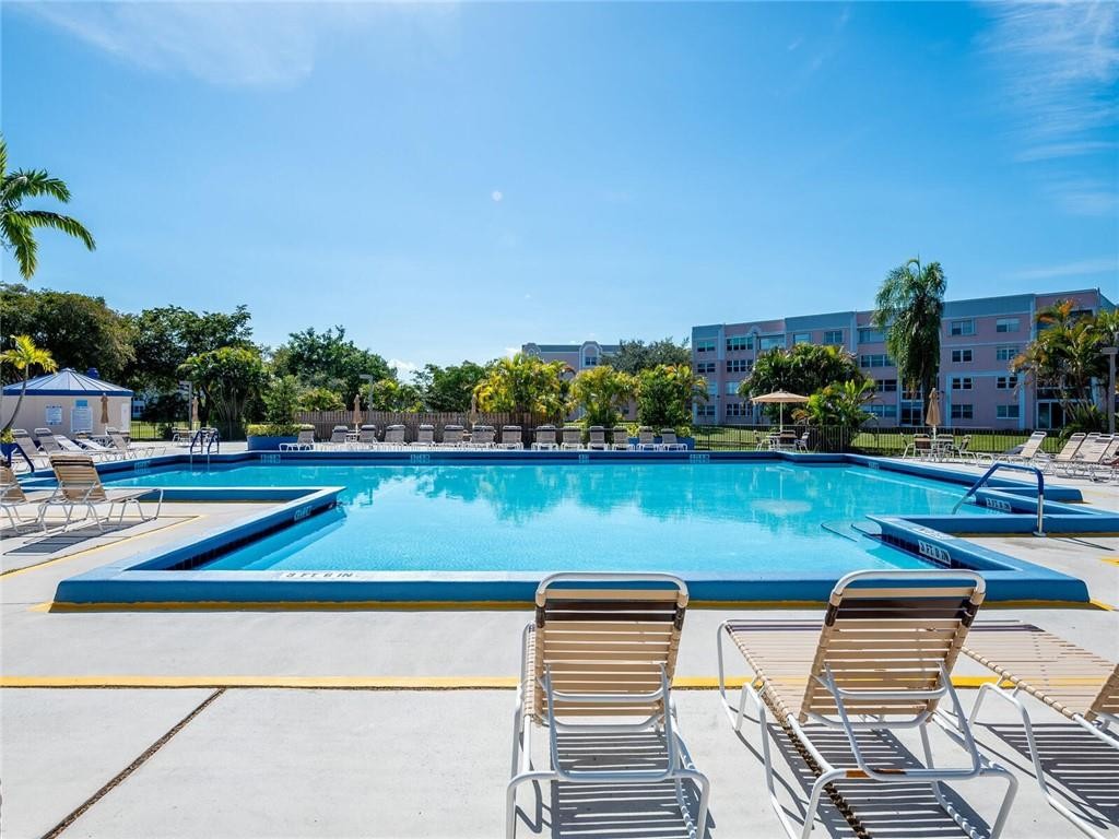 SUNRISE LAKES - Residential