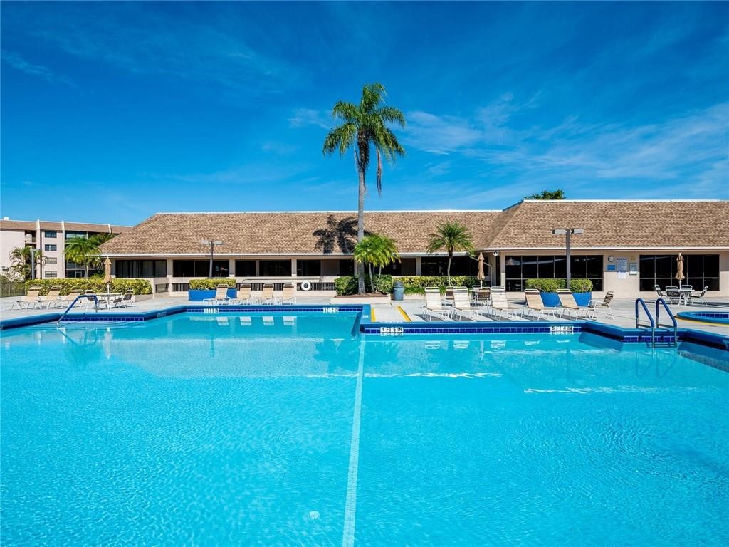 SUNRISE LAKES - Residential