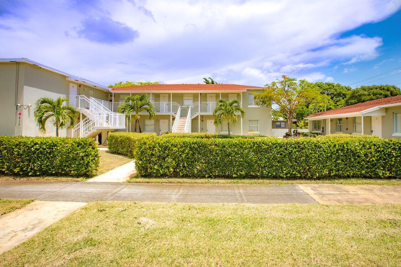 Walk to the water from this quaint 2-bedroom, 1-bath apartment located just one block west of the Intracoastal. Nestled just south of the historic downtown Northwood, you are only minutes away from the best shopping, restaurants, and entertainment West Palm Beach has to offer.   Shared laundry on property.  We also have units available at other nearby locations—ask for details!