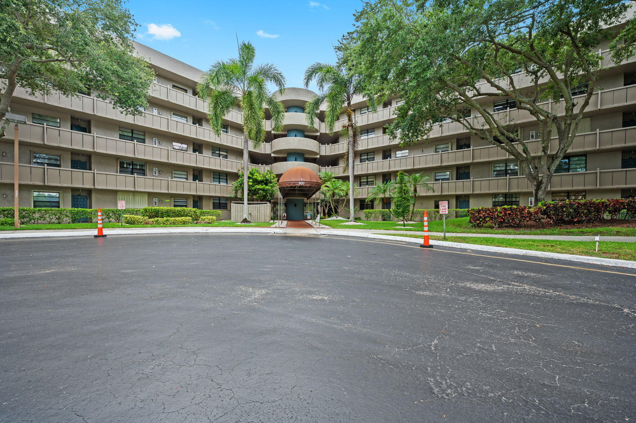 Secure guard house gated resort-like community - Welcoming a new owner - easy first floor access and ready to move right in.  New flooring and kitchen appliances, stacked washer and dryer in unit.  Plenty of complex year round activities and amenities both indoor and outdoor for an active 55+ lifestyle. Courtesy bus available, gym, pickleball courts, library, walking paths, to name a few.  Nicely maintained community, don't miss out.