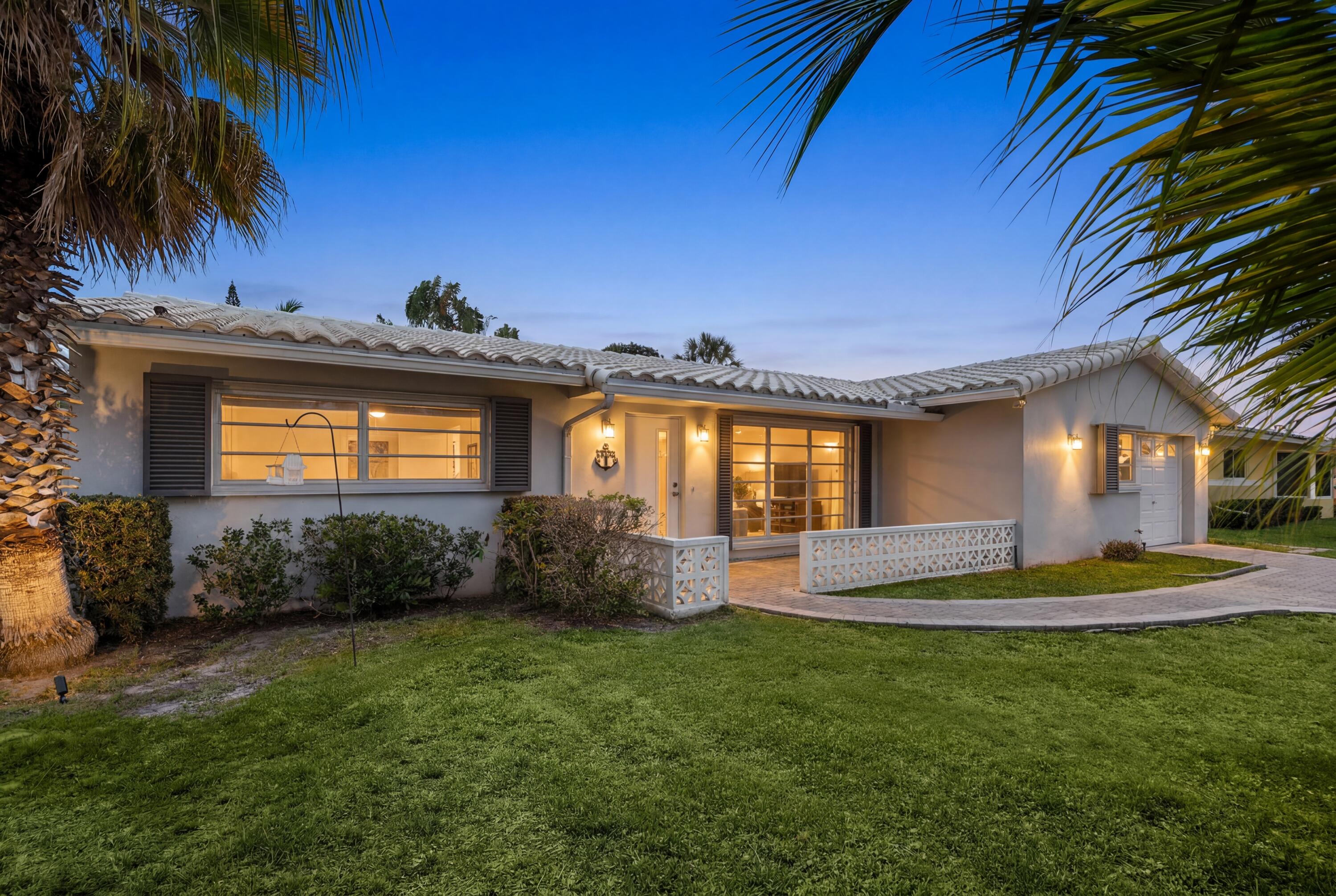 Wow!! Fabulous large 4 bedroom 3 bathroom home east of Federal Highway !